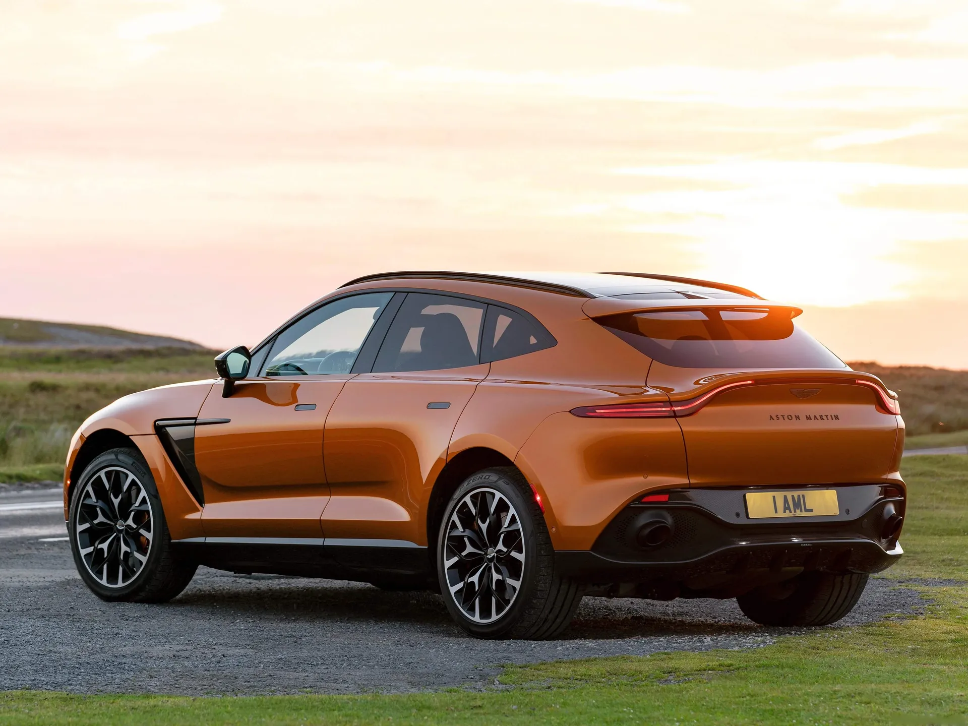 Aston Martin DBX Golden Saffron (2021) – zadní tříčtvrteční pohled