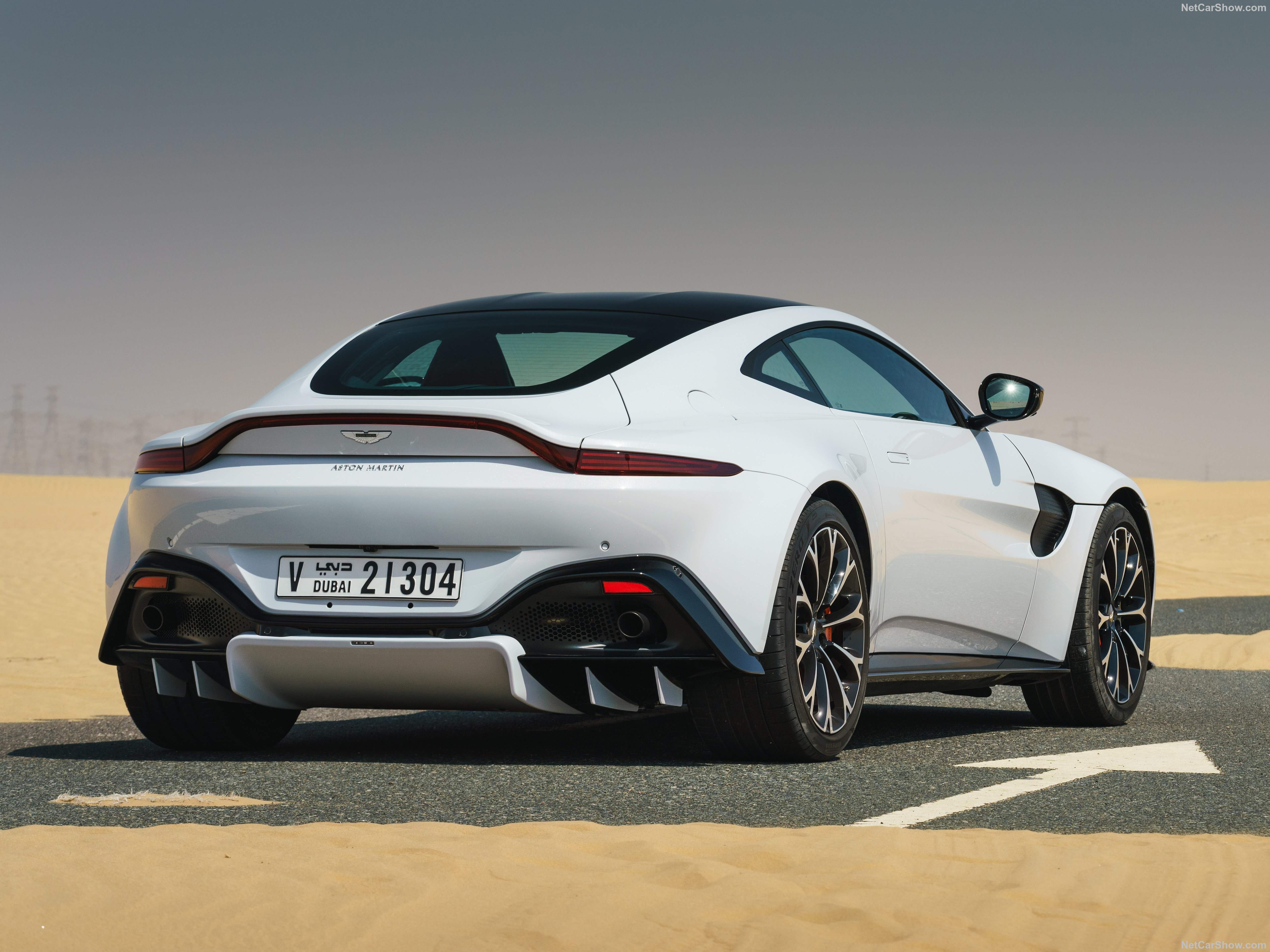 Aston Martin Vantage (2019) – zadní tříčtvrteční pohled