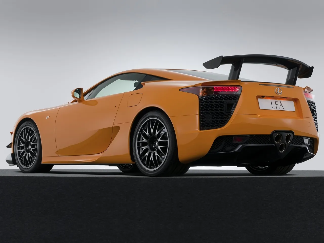 Lexus LFA Nurburgring Package (2012) – zadní tříčtvrteční pohled