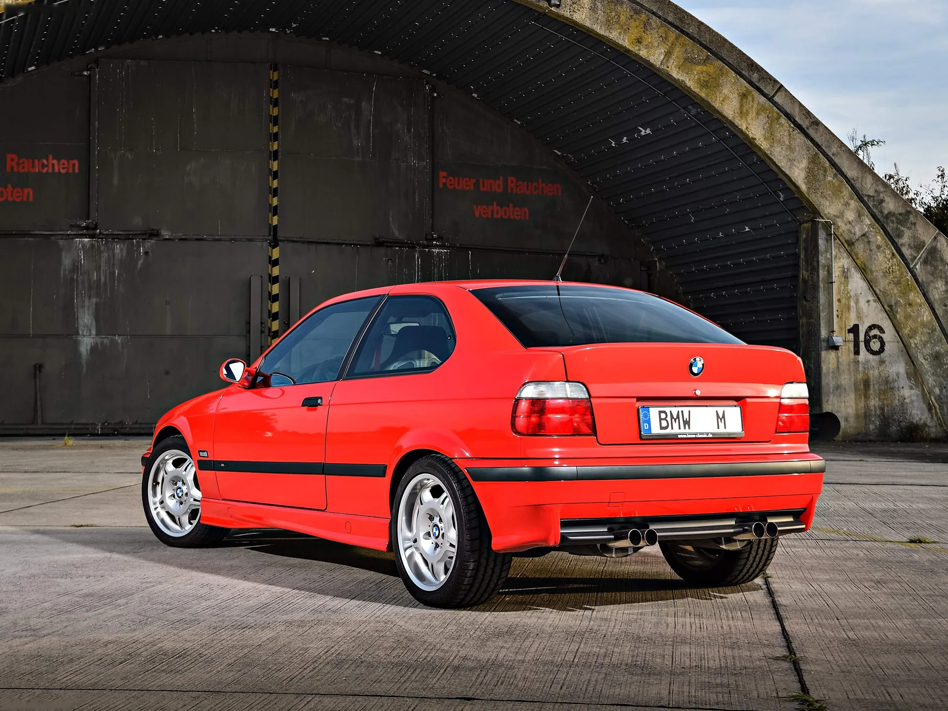 BMW M3 Compact Concept (1996) – zadní tříčtvrteční pohled