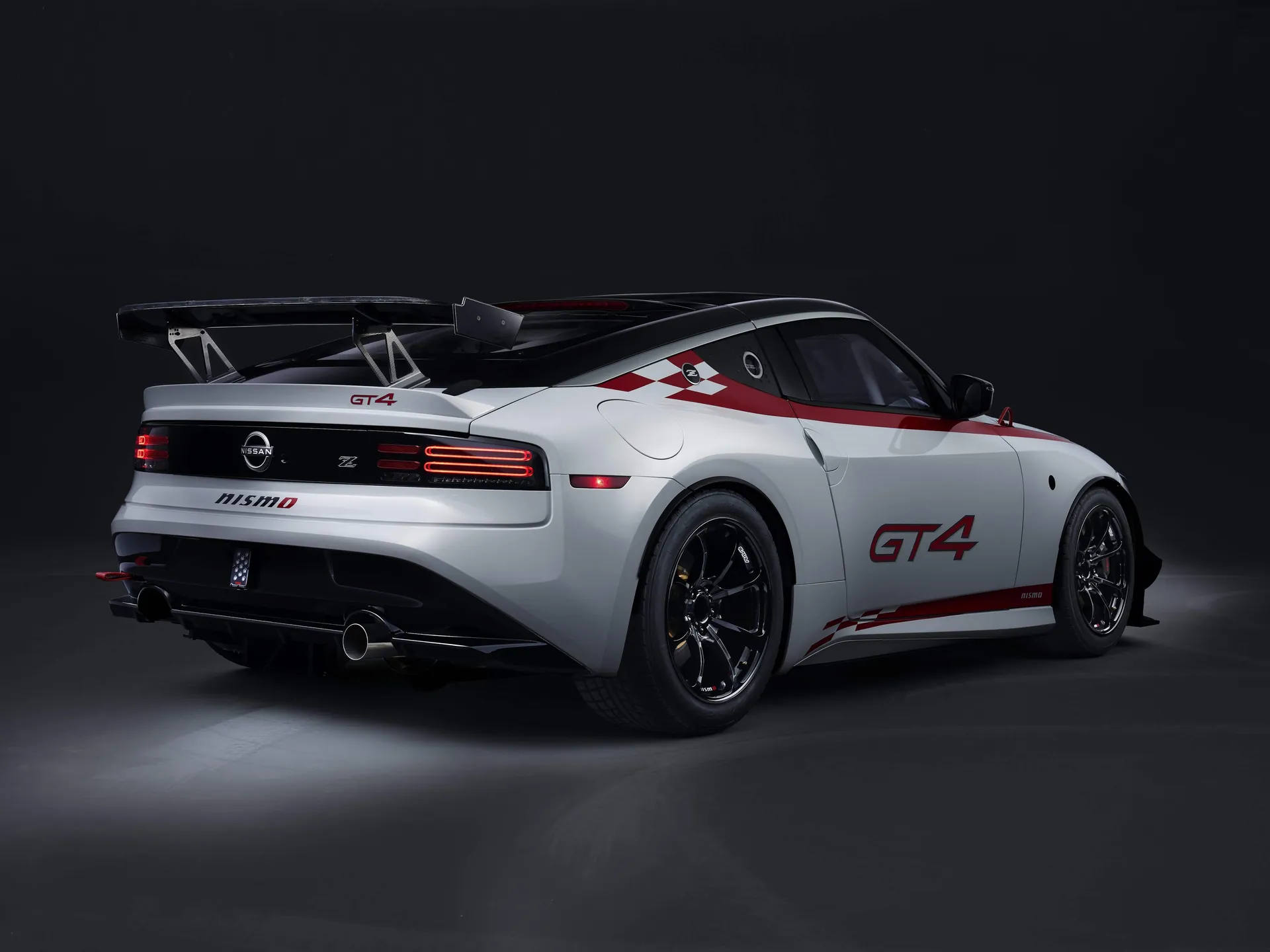 Nissan Z GT4 (2023) – zadní tříčtvrteční pohled