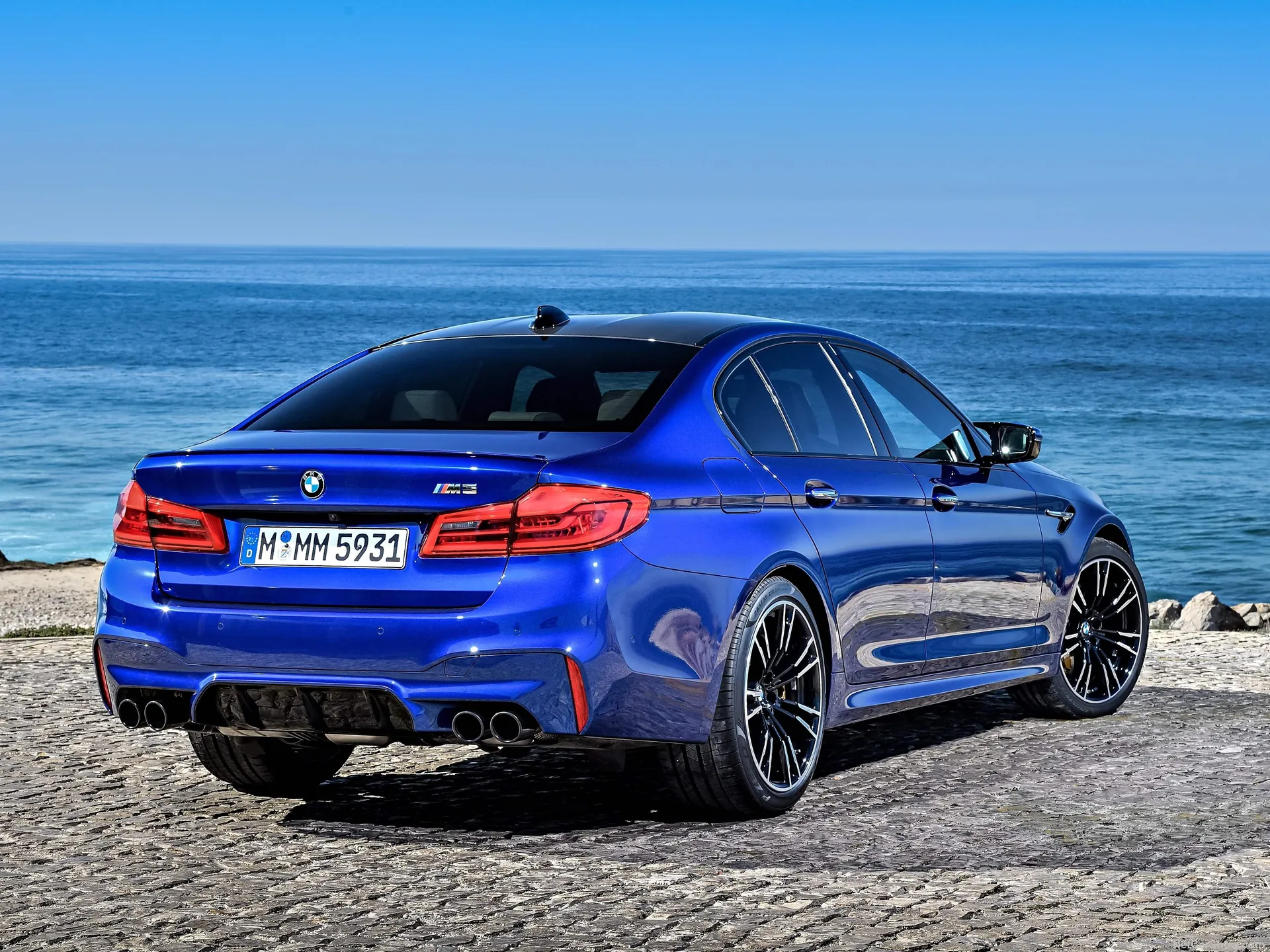 BMW M5 (2018) – zadní tříčtvrteční pohled