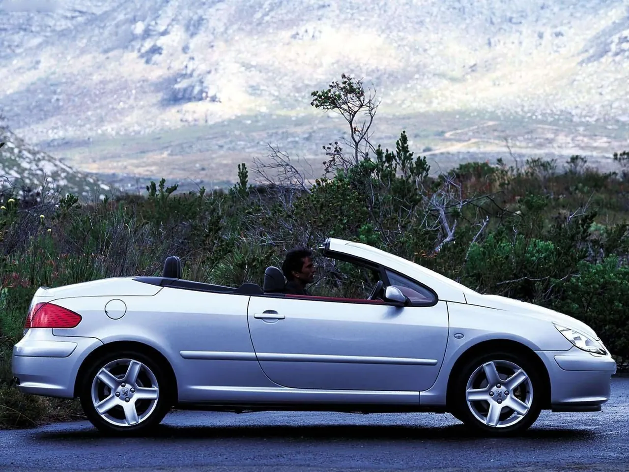 Peugeot 307 CC (2003) – boční profil