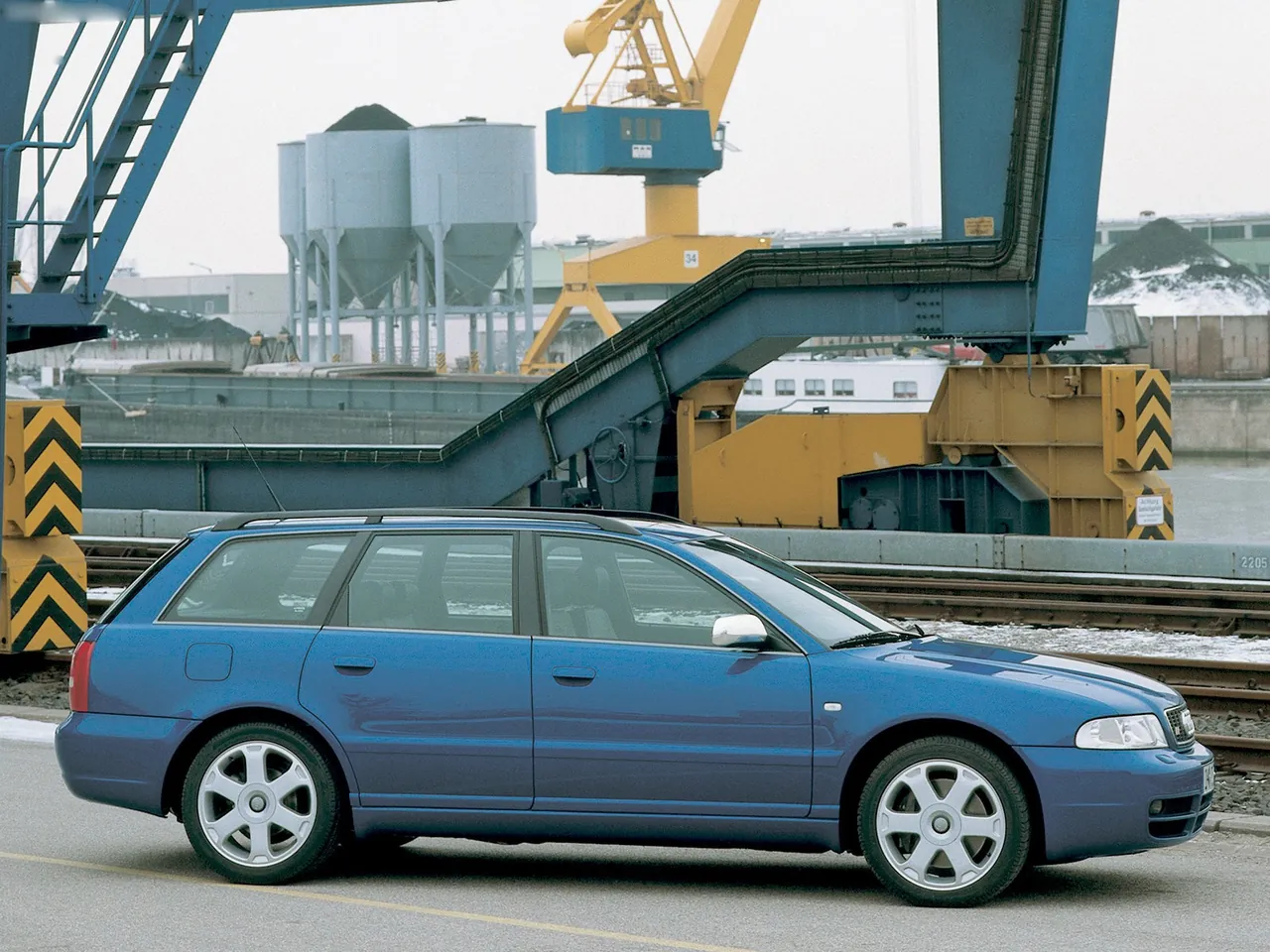 Audi S4 Avant (1999) – boční profil