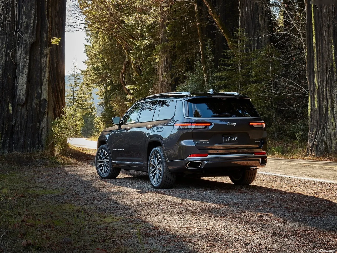 Jeep Grand Cherokee L (2021) – zadní tříčtvrteční pohled