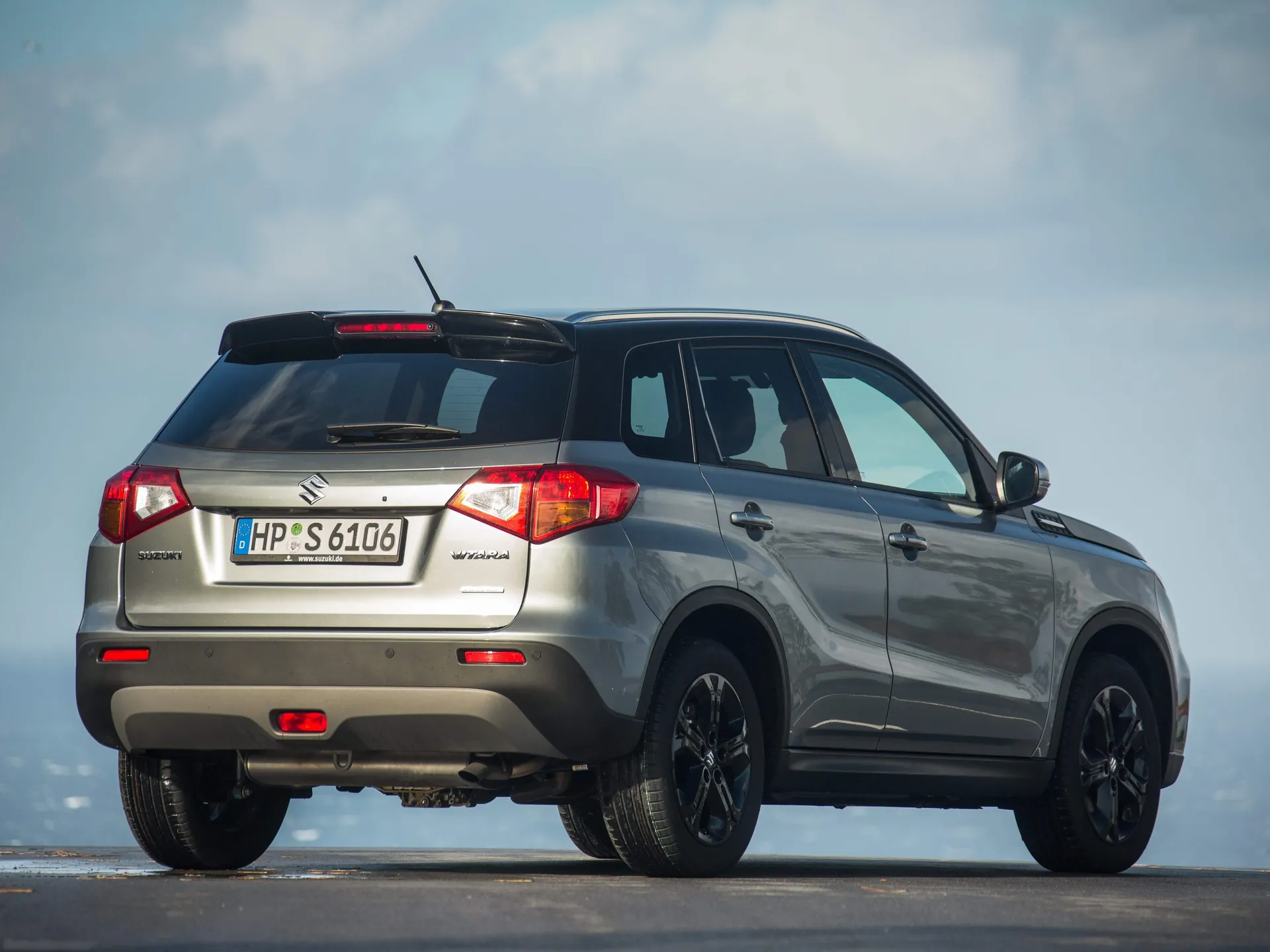 Suzuki Vitara S (2016) – zadní tříčtvrteční pohled