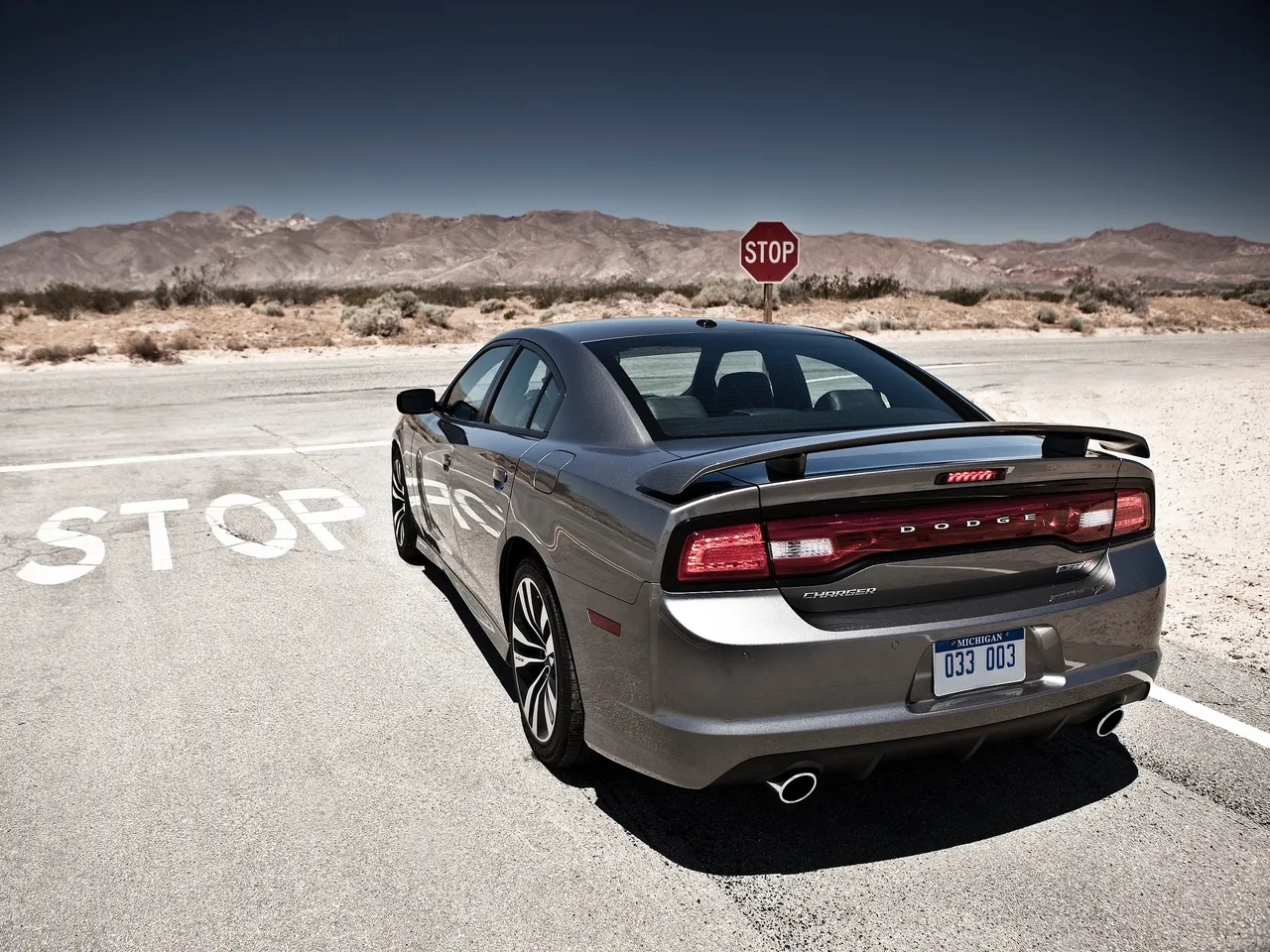 Dodge Charger SRT8 (2012) – zadní tříčtvrteční pohled