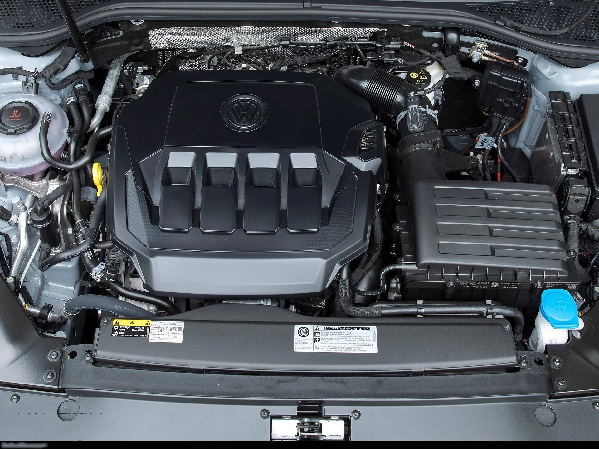 Volkswagen Passat (2020) - Engine Bay
