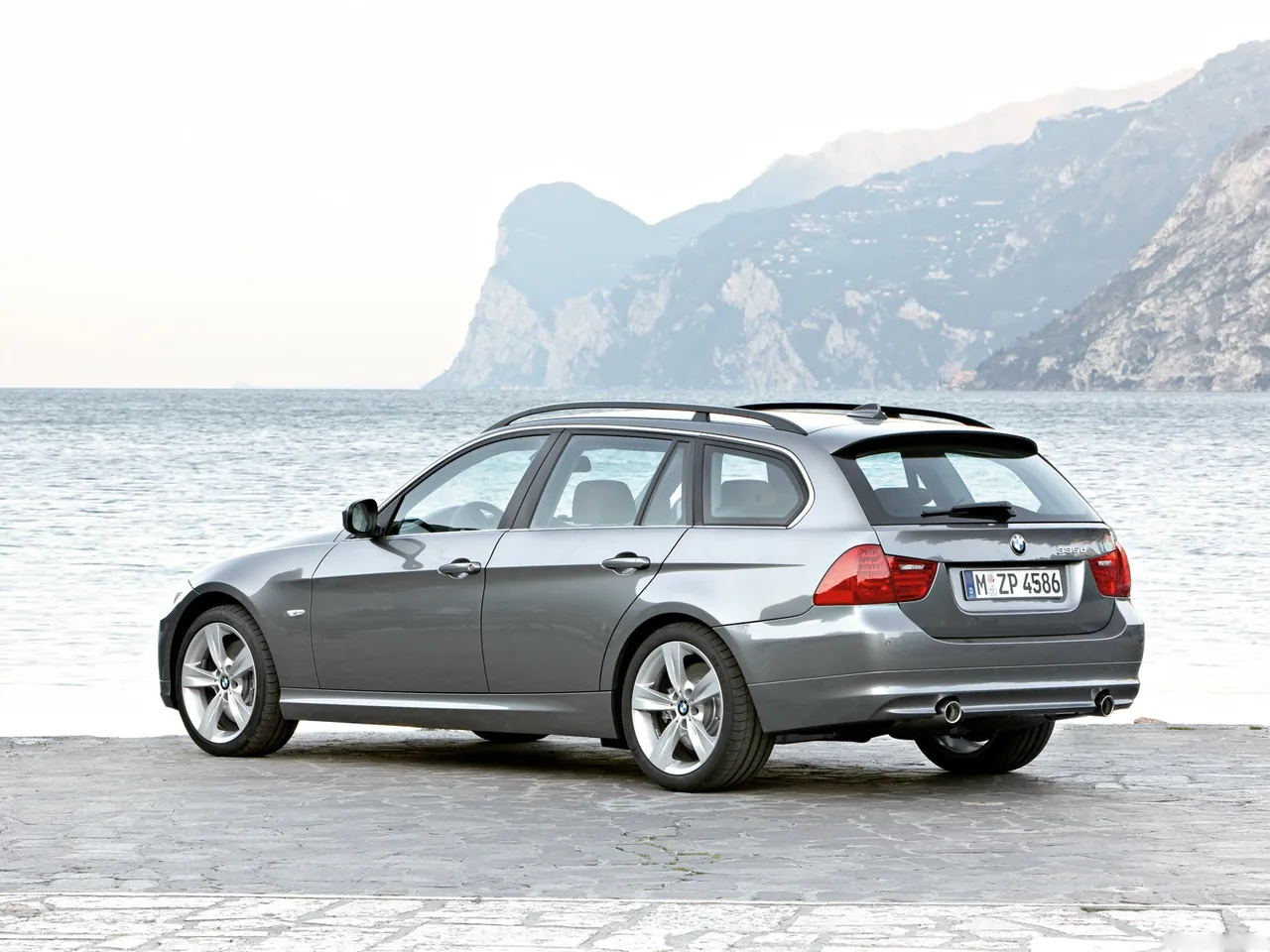BMW 3-Series Touring (2009) - Rear Three-Quarter