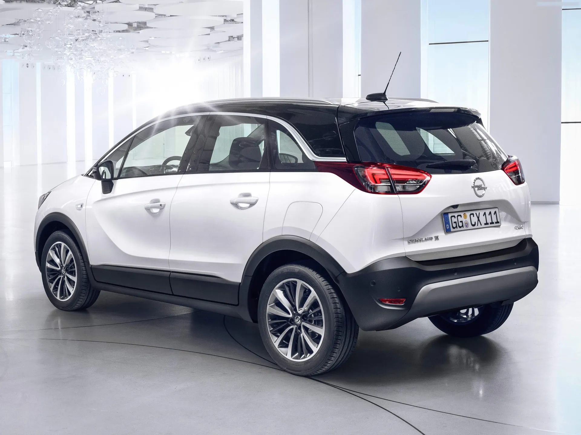 Opel Crossland X (2018) – zadní tříčtvrteční pohled