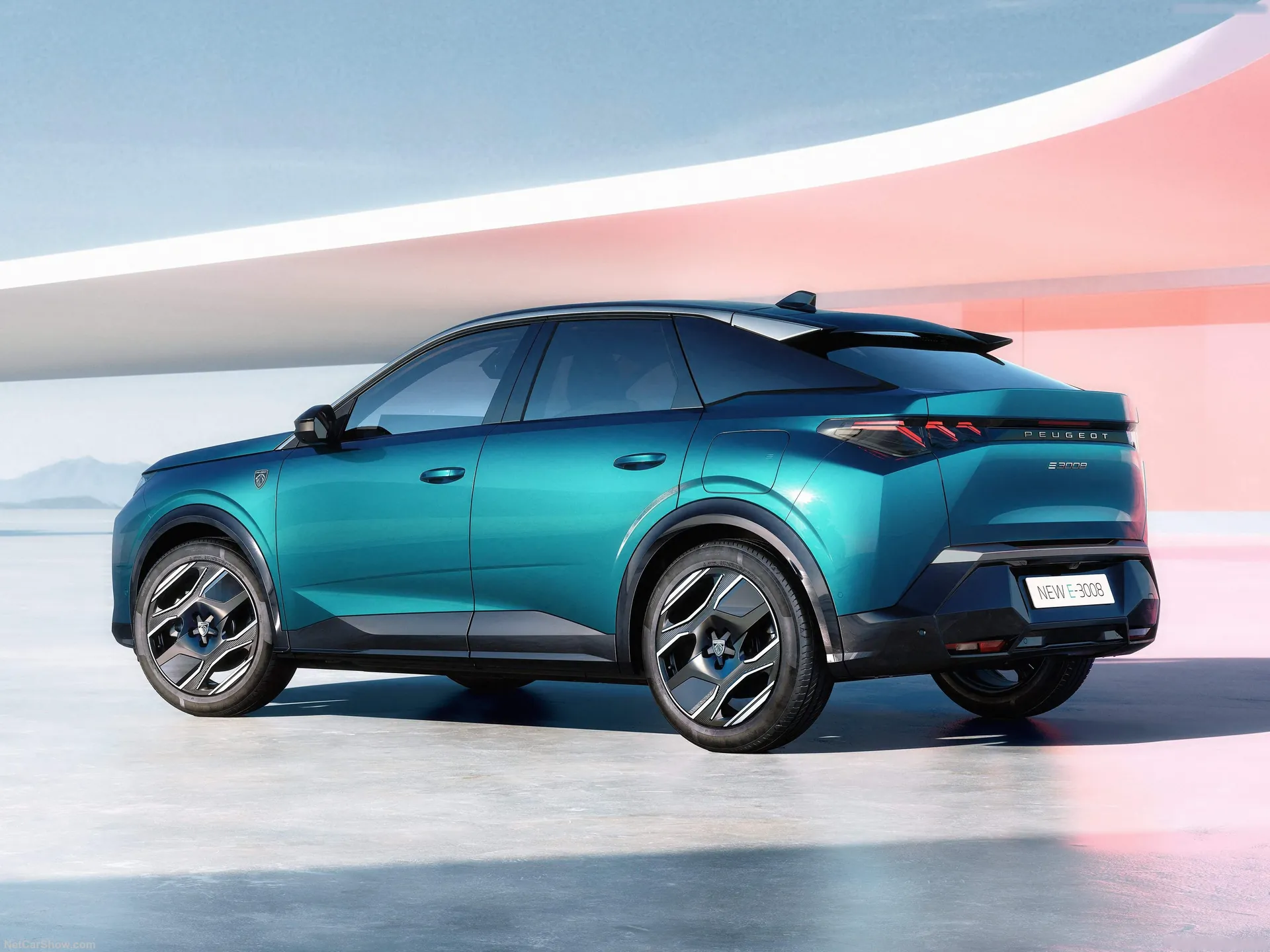 Peugeot e-3008 (2024) – zadní tříčtvrteční pohled
