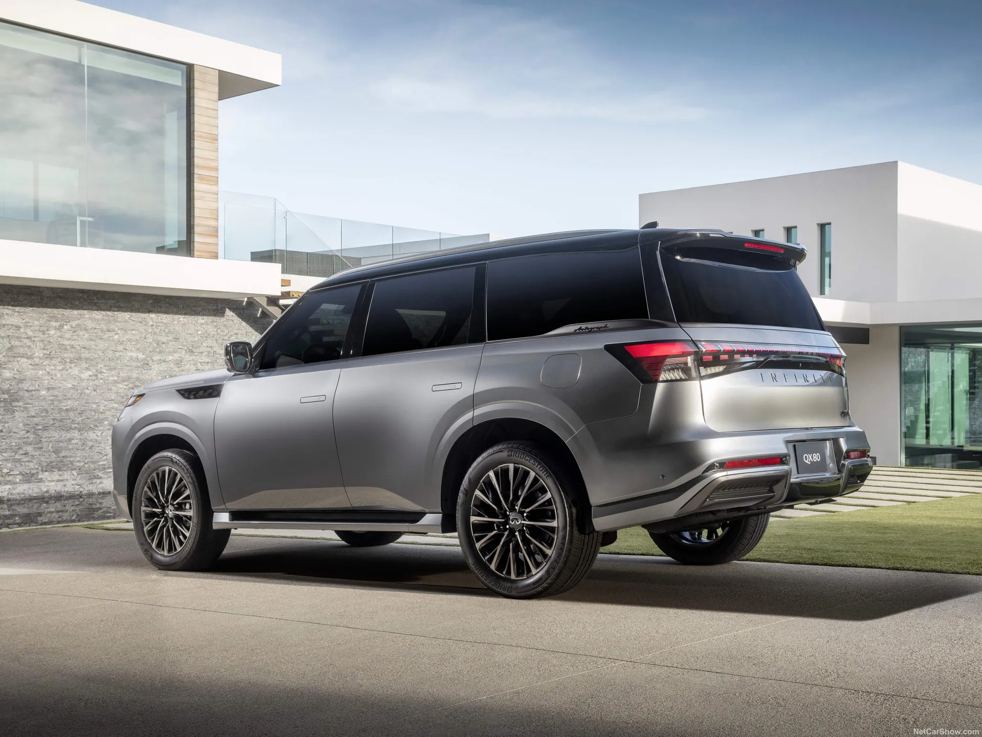 Infiniti QX80 (2025) – zadní pohled