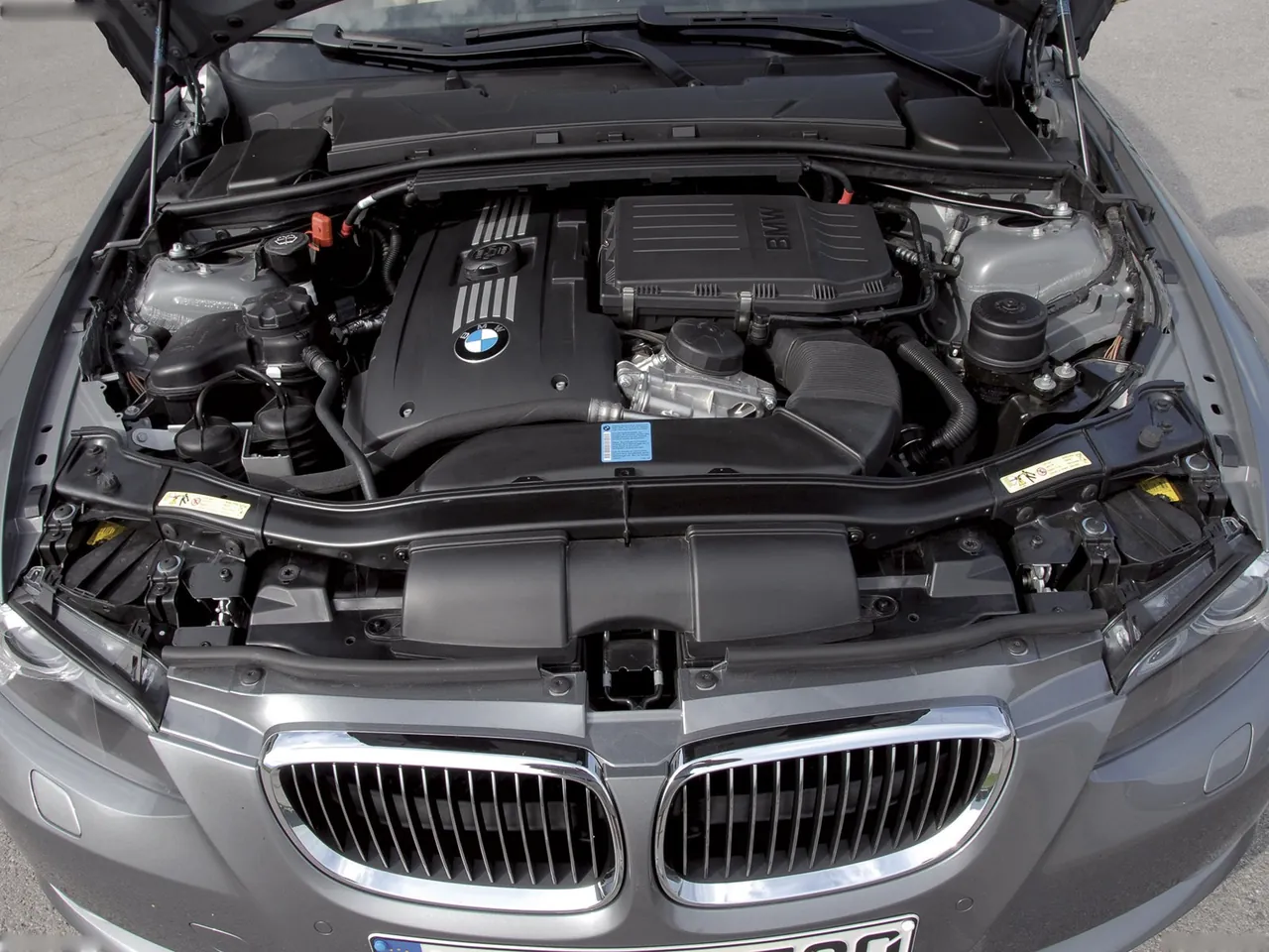 BMW 335i Coupe (2007) – motorový prostor