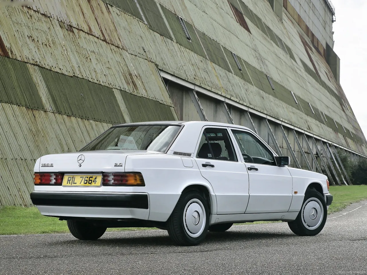 Mercedes-Benz 190E (1984) - Rear Three-Quarter