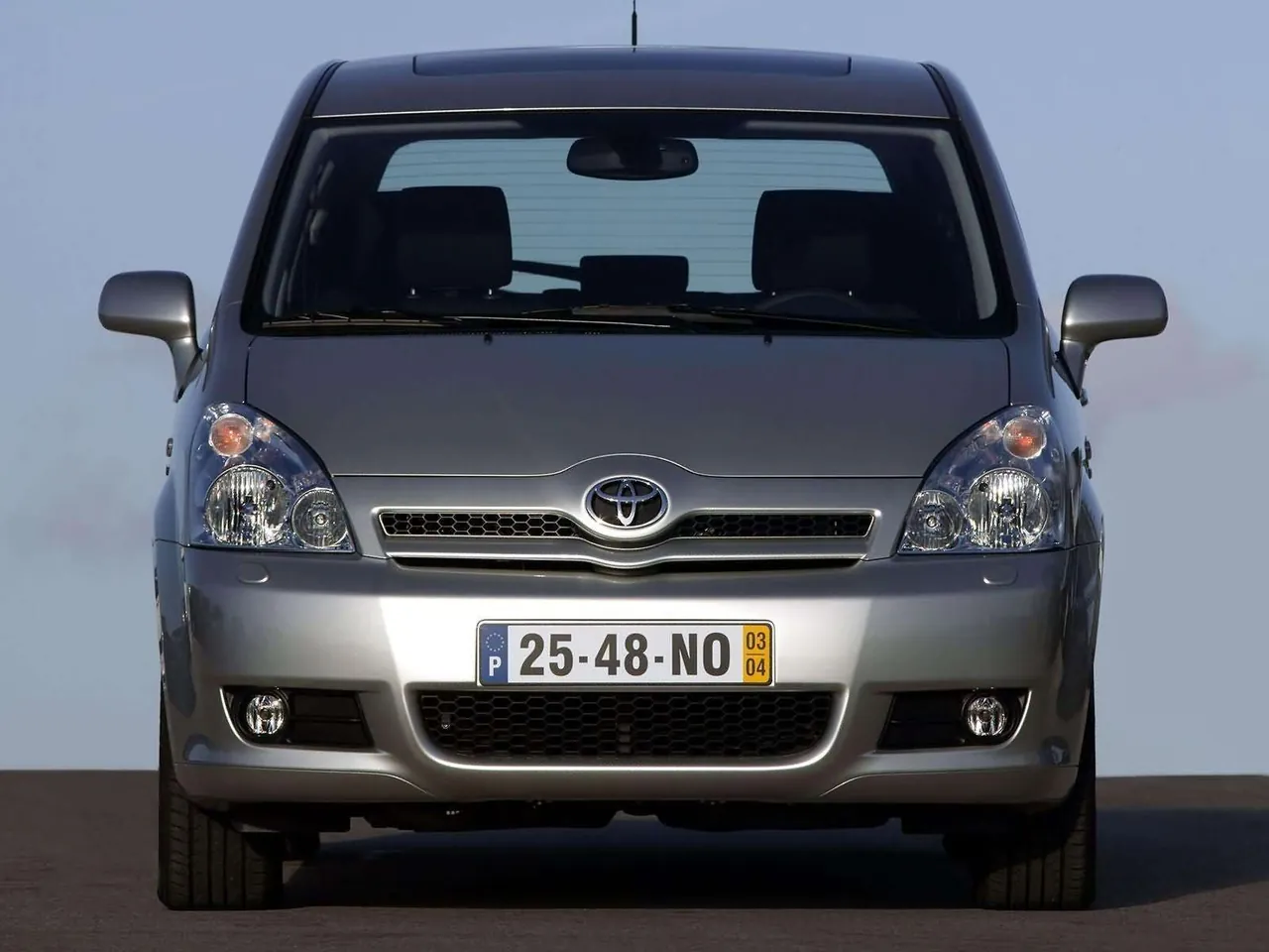Toyota Corolla Verso VVTi (2004) - Front