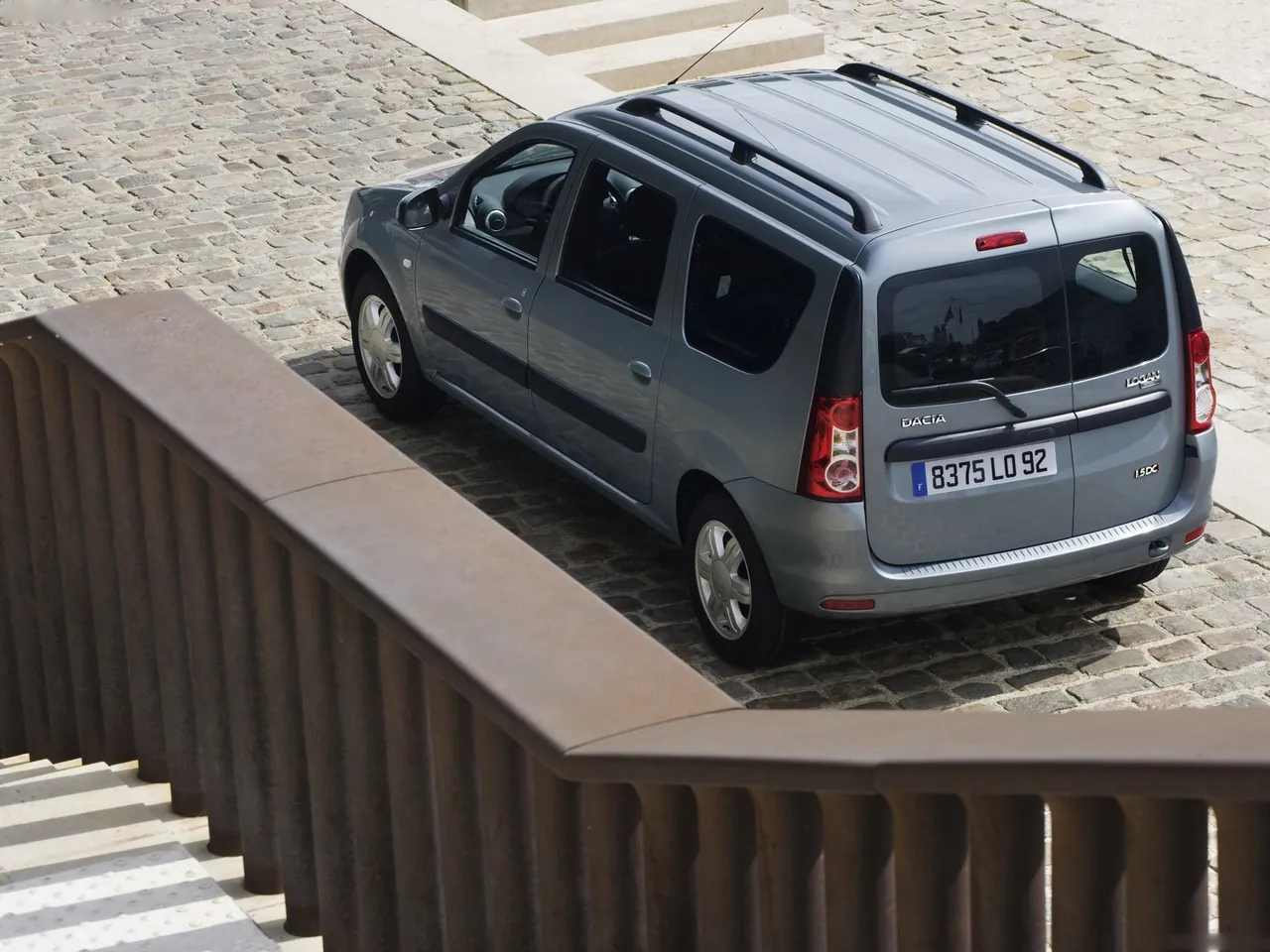 Dacia Logan MCV (2009) – zadní tříčtvrteční pohled