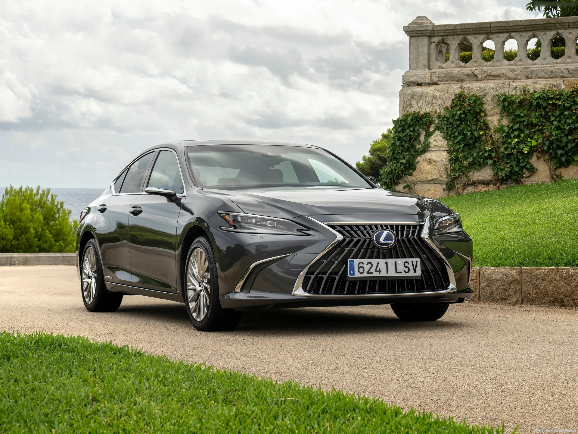 Lexus ES 300h [EU] (2022)