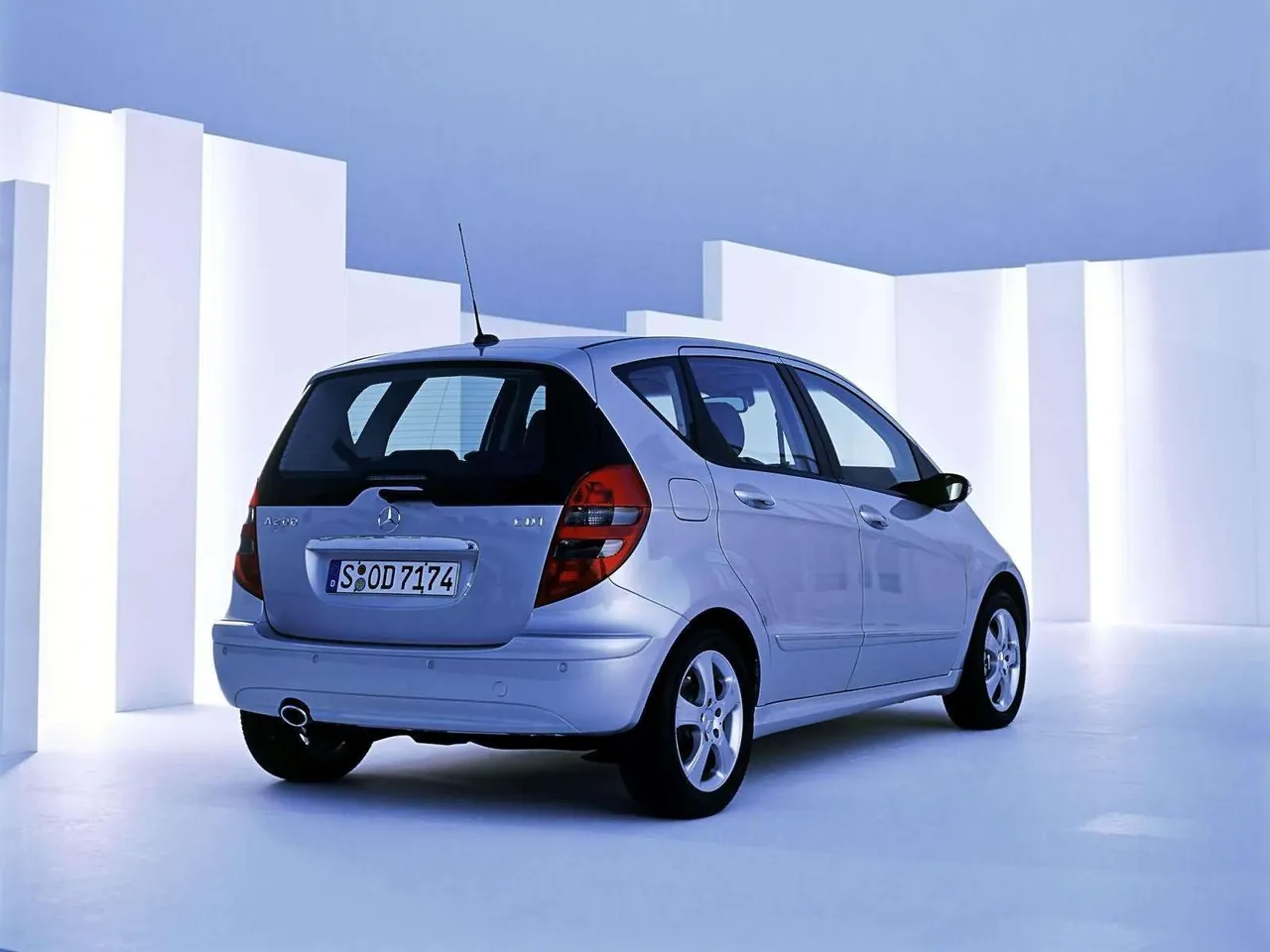 Mercedes-Benz A200 CDI Avantgarde 5door (2005) – zadní tříčtvrteční pohled