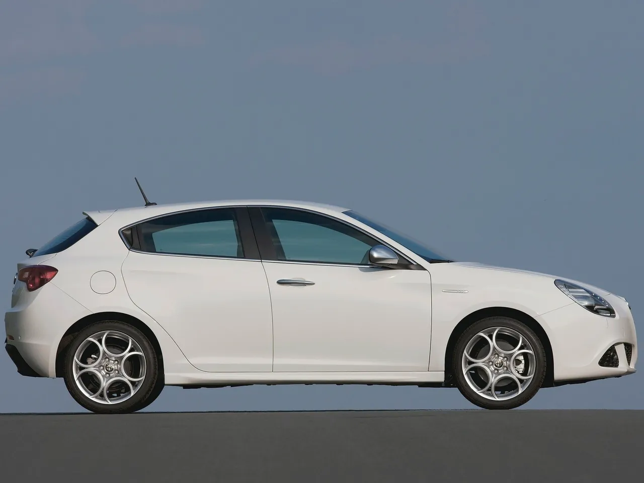 Alfa Romeo Giulietta (2011) - Side Profile