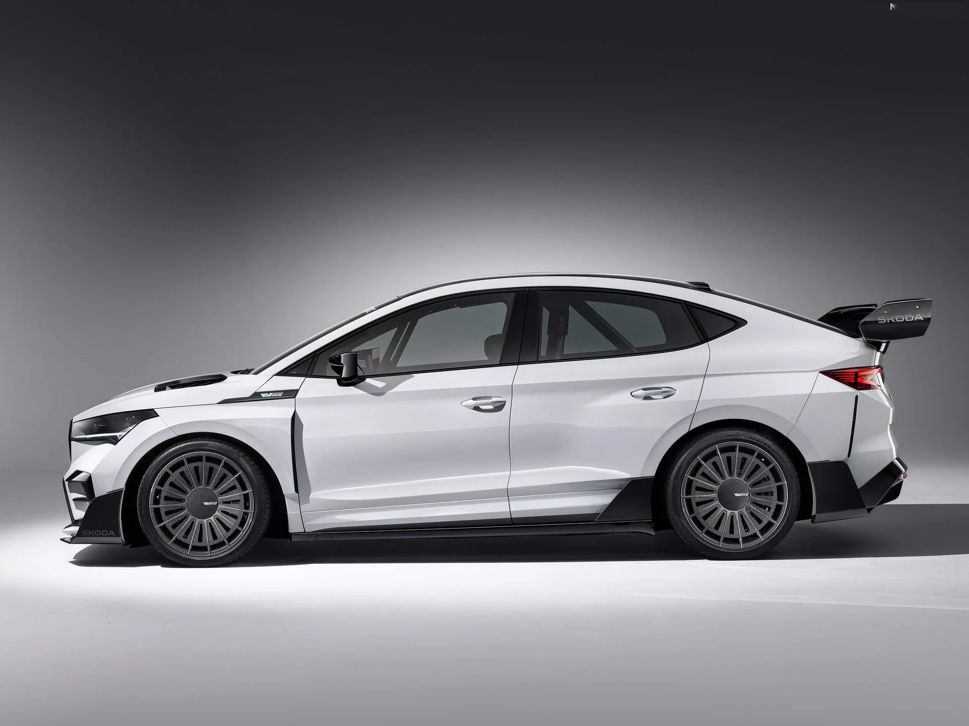Skoda Enyaq RS Race Concept (2024) – boční profil