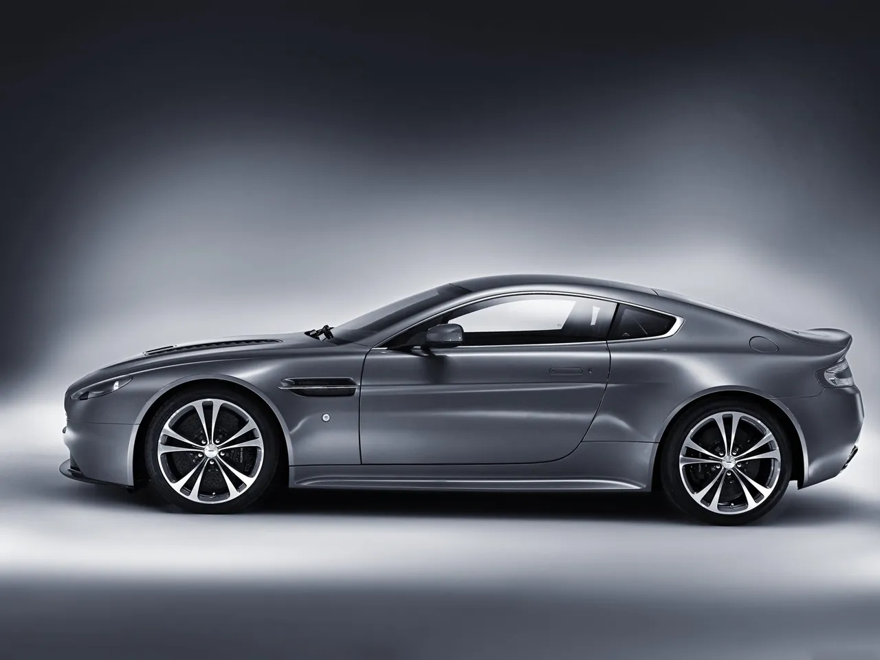Aston Martin V12 Vantage (2010) – boční profil