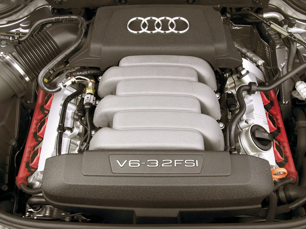 Audi A8 3.2 FSI quattro (2005) – motorový prostor