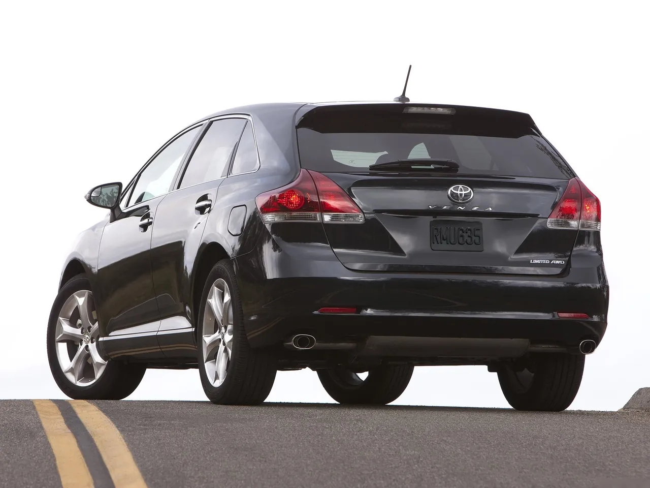 Toyota Venza (2013) - Rear Three-Quarter