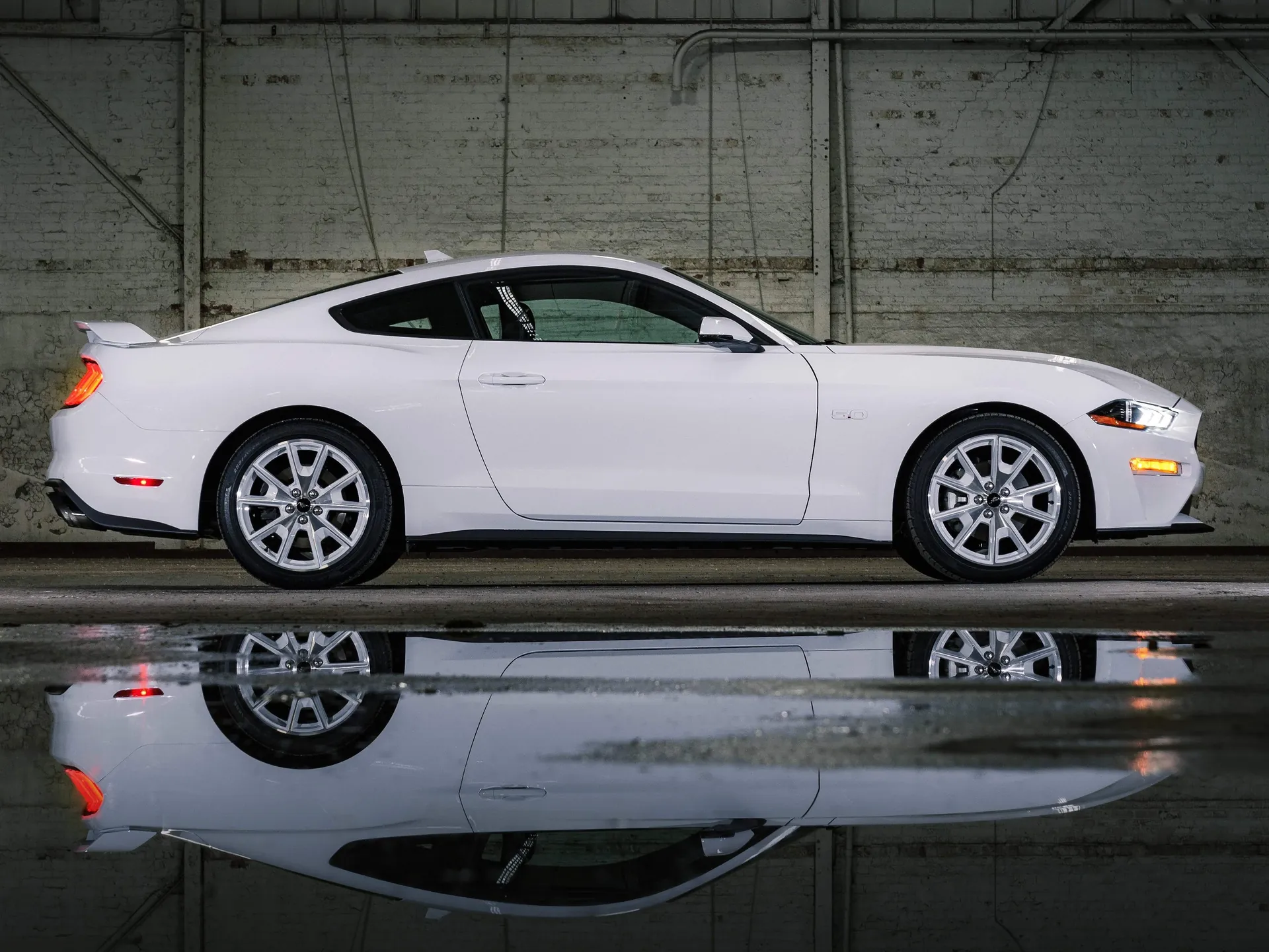 Ford Mustang Ice White Edition (2022) – boční profil