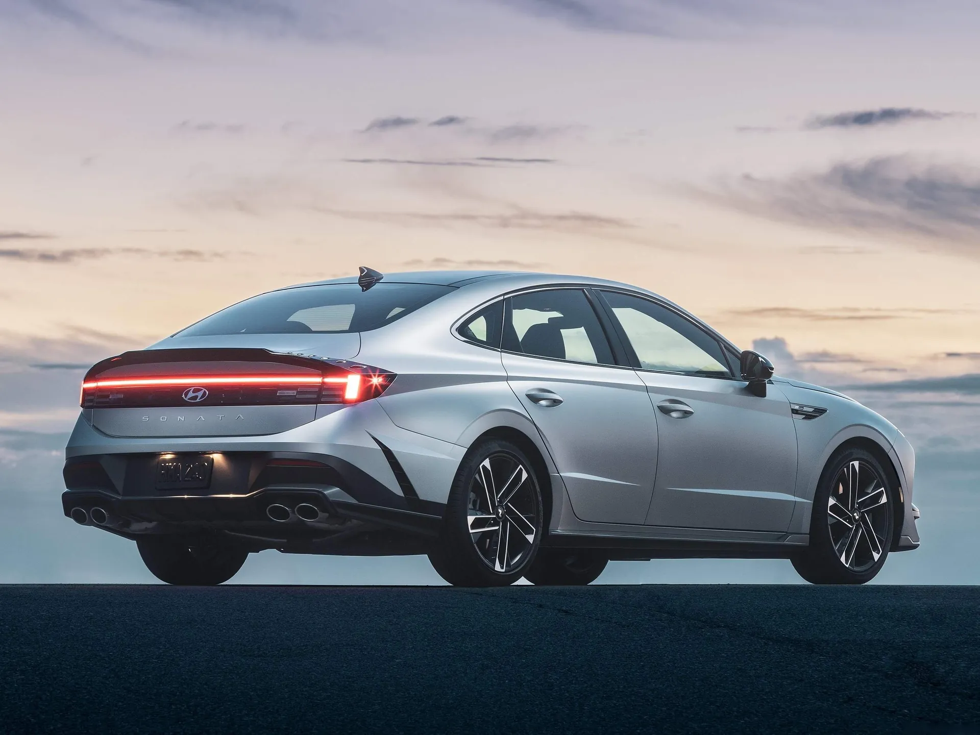 Hyundai Sonata (2024) – zadní tříčtvrteční pohled