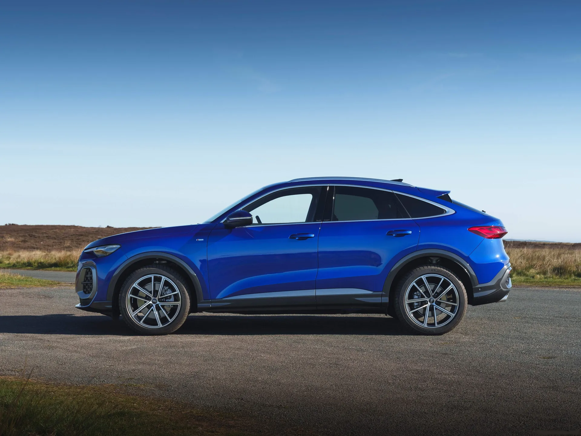 Audi Q5 Sportback [UK] (2025) – boční profil