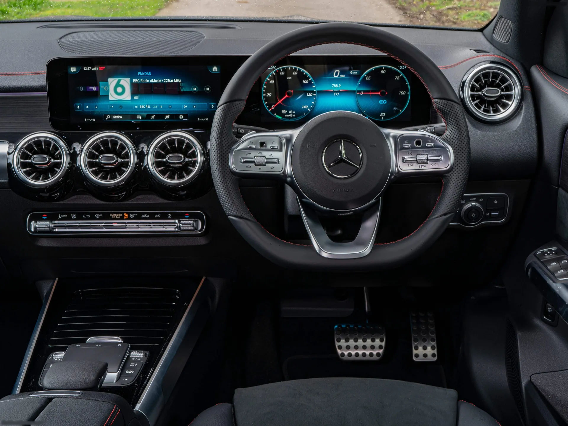 Mercedes-Benz EQB [UK] (2022) - Interior