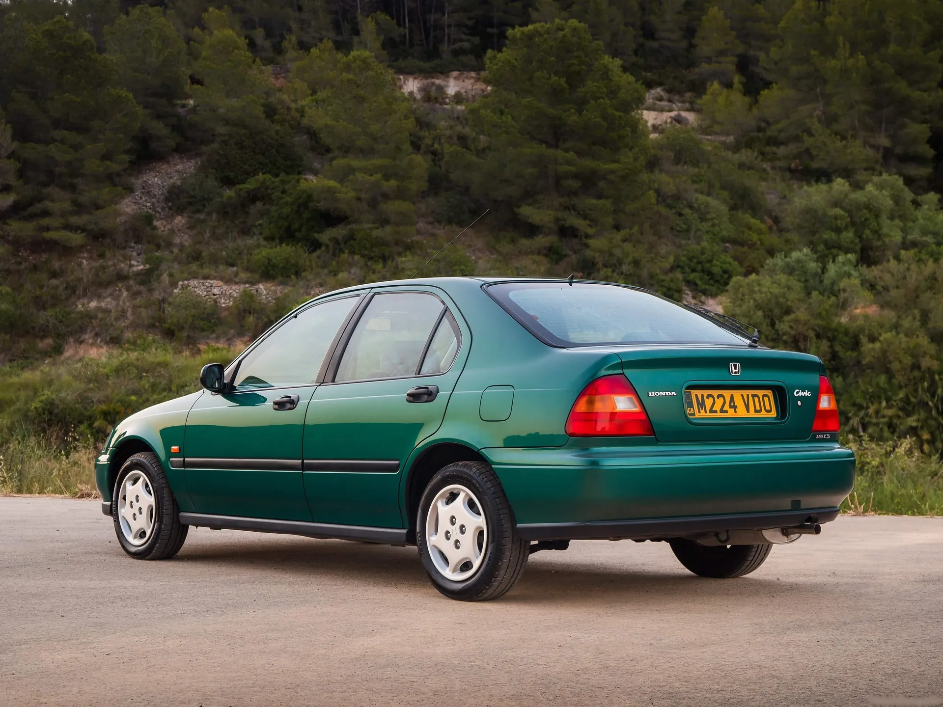 Honda Civic Sedan [UK] (1995) – zadní tříčtvrteční pohled