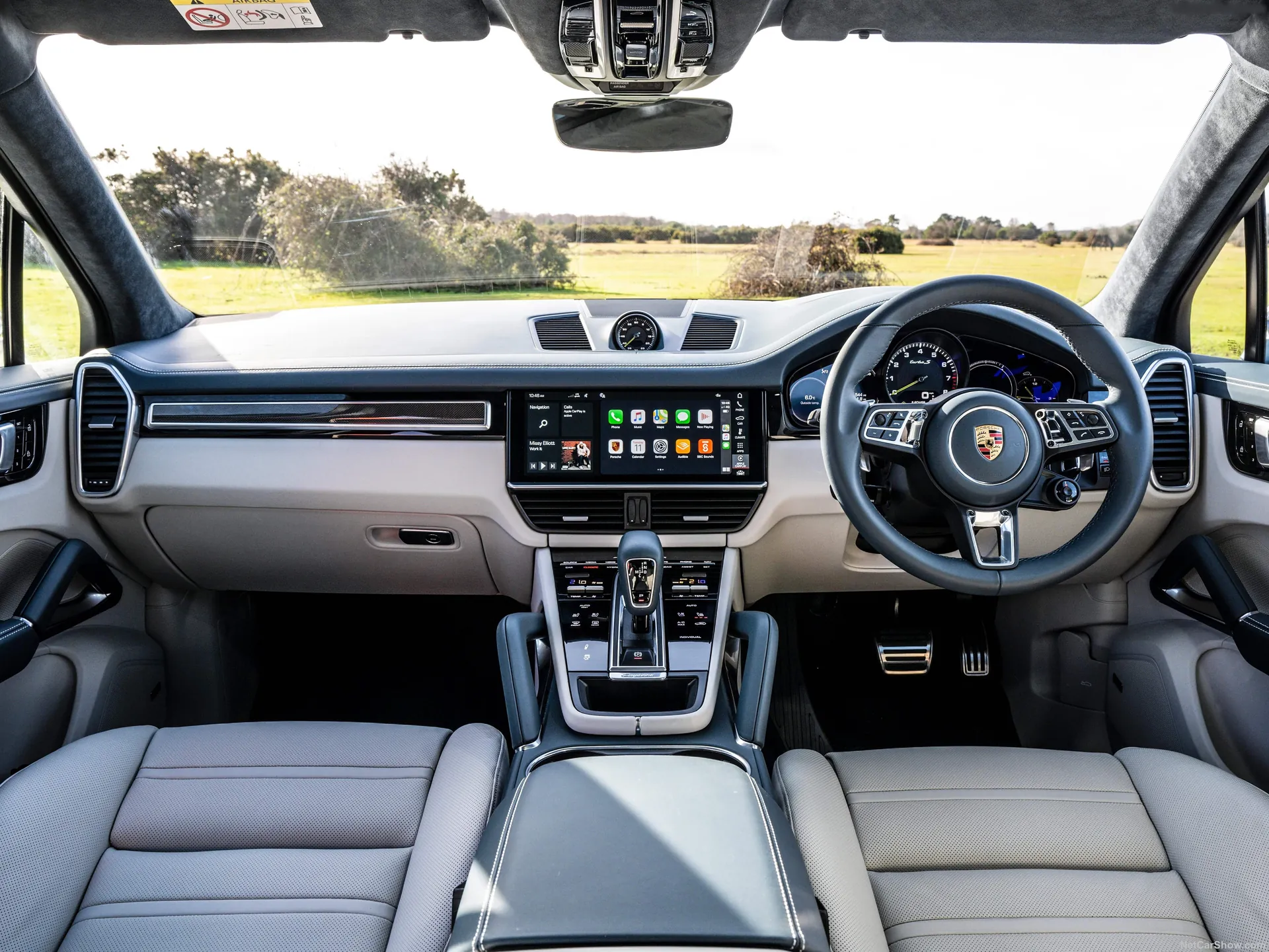 Porsche Cayenne Turbo S E-Hybrid (2020) – interiér