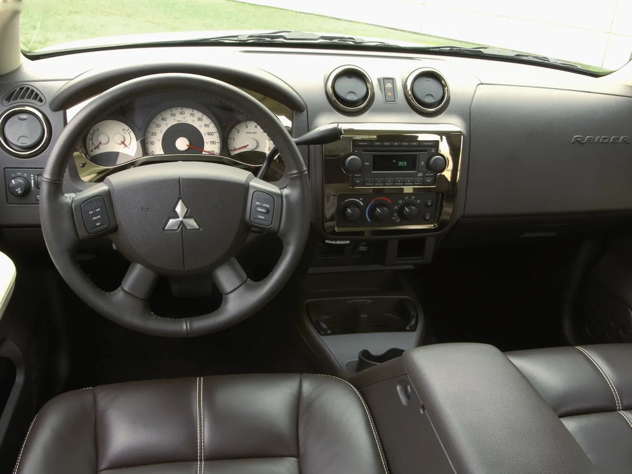 Mitsubishi Street Raider Concept (2005) – interiér