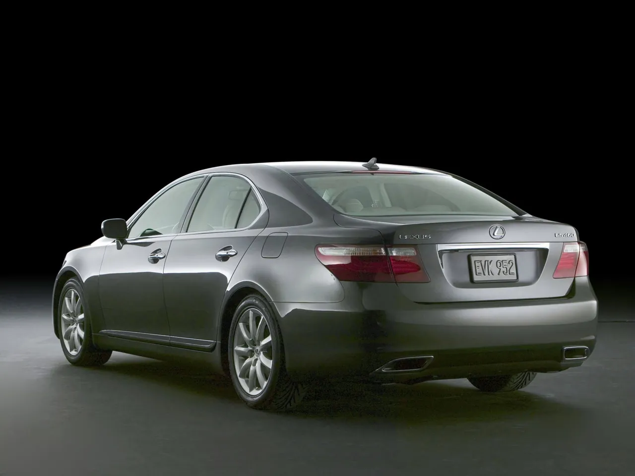 Lexus LS 460 (2007) – zadní tříčtvrteční pohled