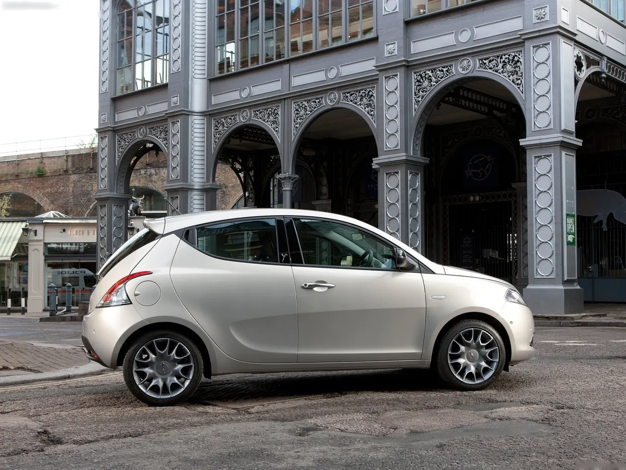 Chrysler Ypsilon (2012) – boční profil