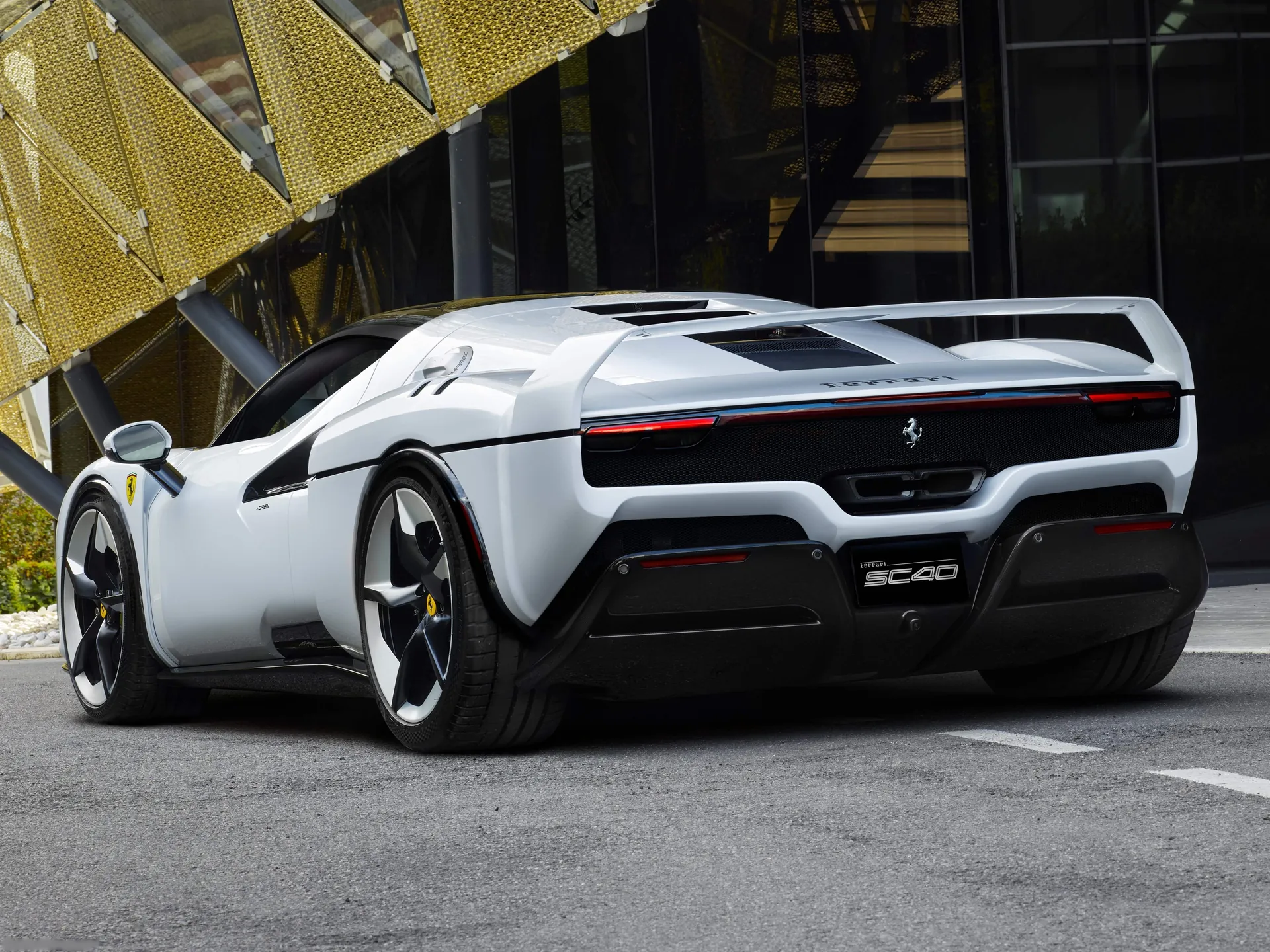 Ferrari SC40 (2025) – zadní tříčtvrteční pohled
