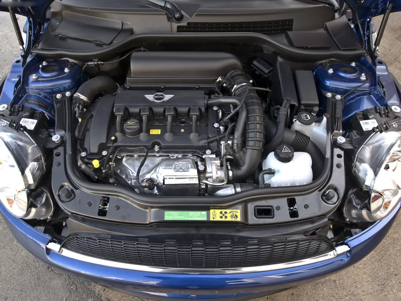 Mini Clubman (2008) – motorový prostor