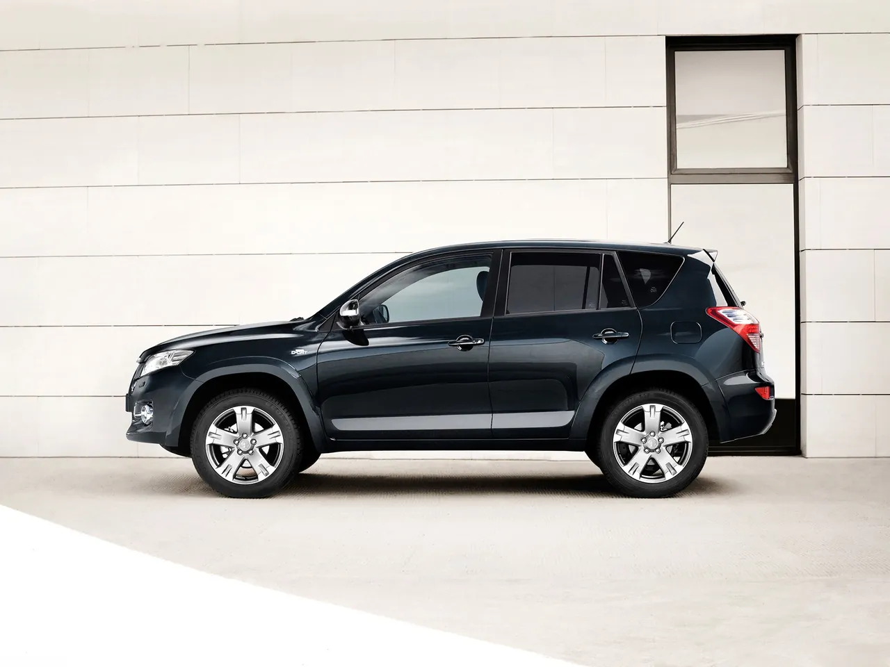 Toyota RAV4 (2011) - Side Profile