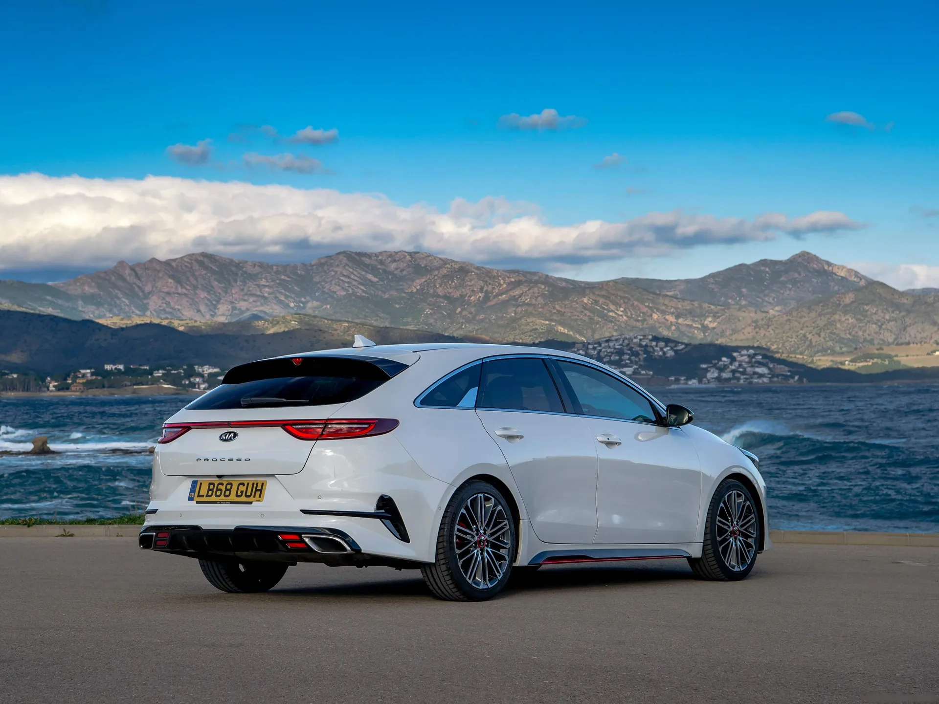 Kia ProCeed GT [UK] (2019) – zadní tříčtvrteční pohled