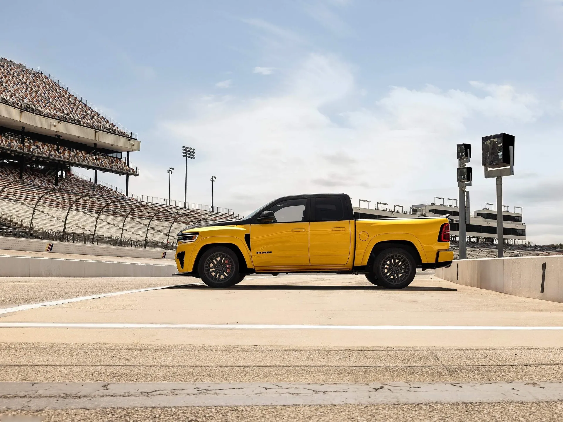 Ram 1500 Rumble Bee SRT (2027) – boční profil
