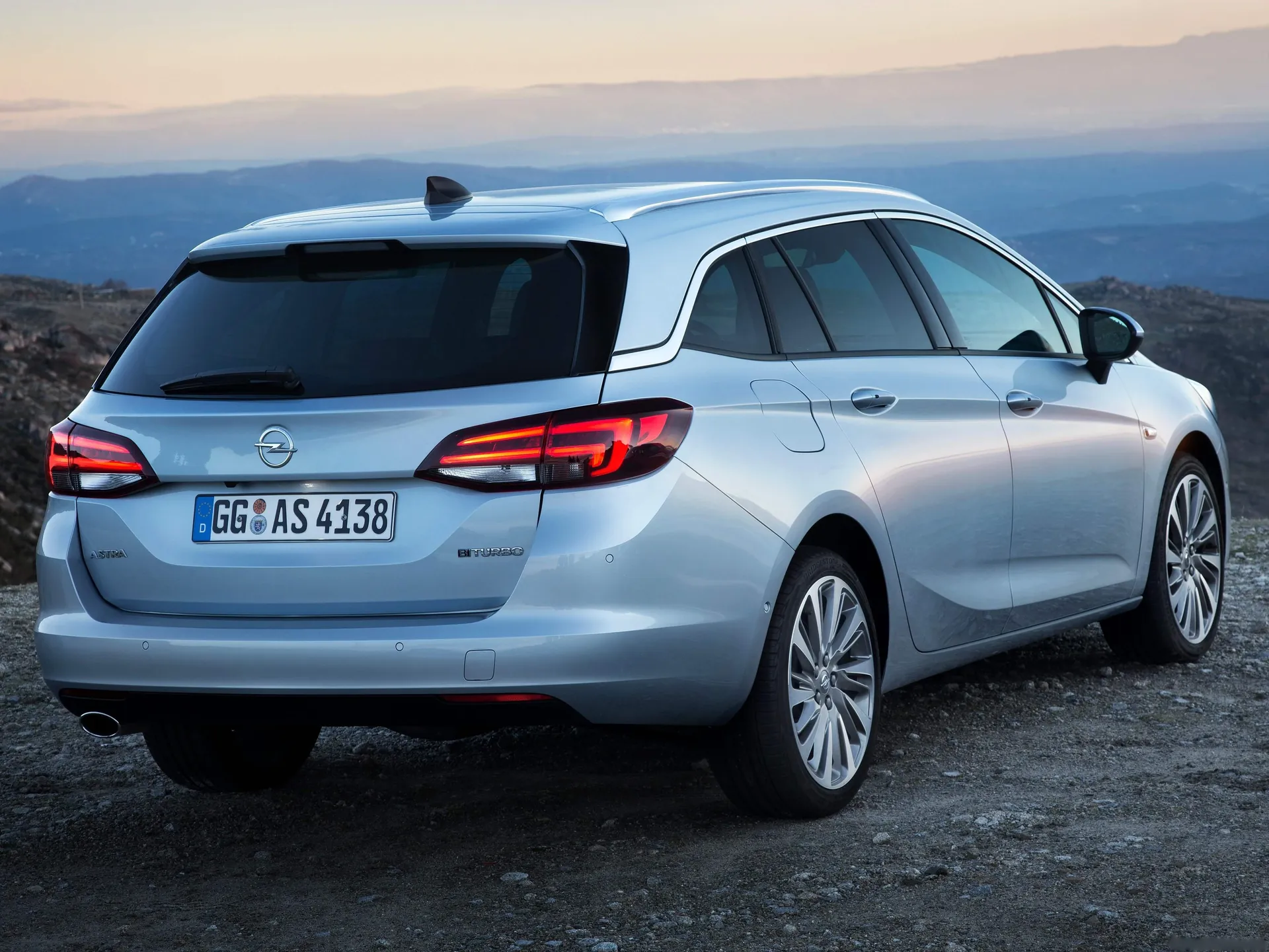 Opel Astra Sports Tourer (2016) – zadní tříčtvrteční pohled
