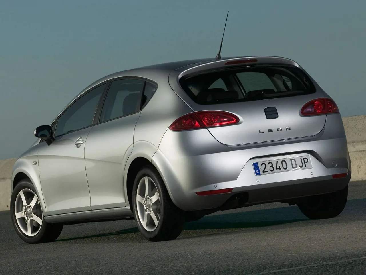 Seat Leon (2006) – zadní tříčtvrteční pohled