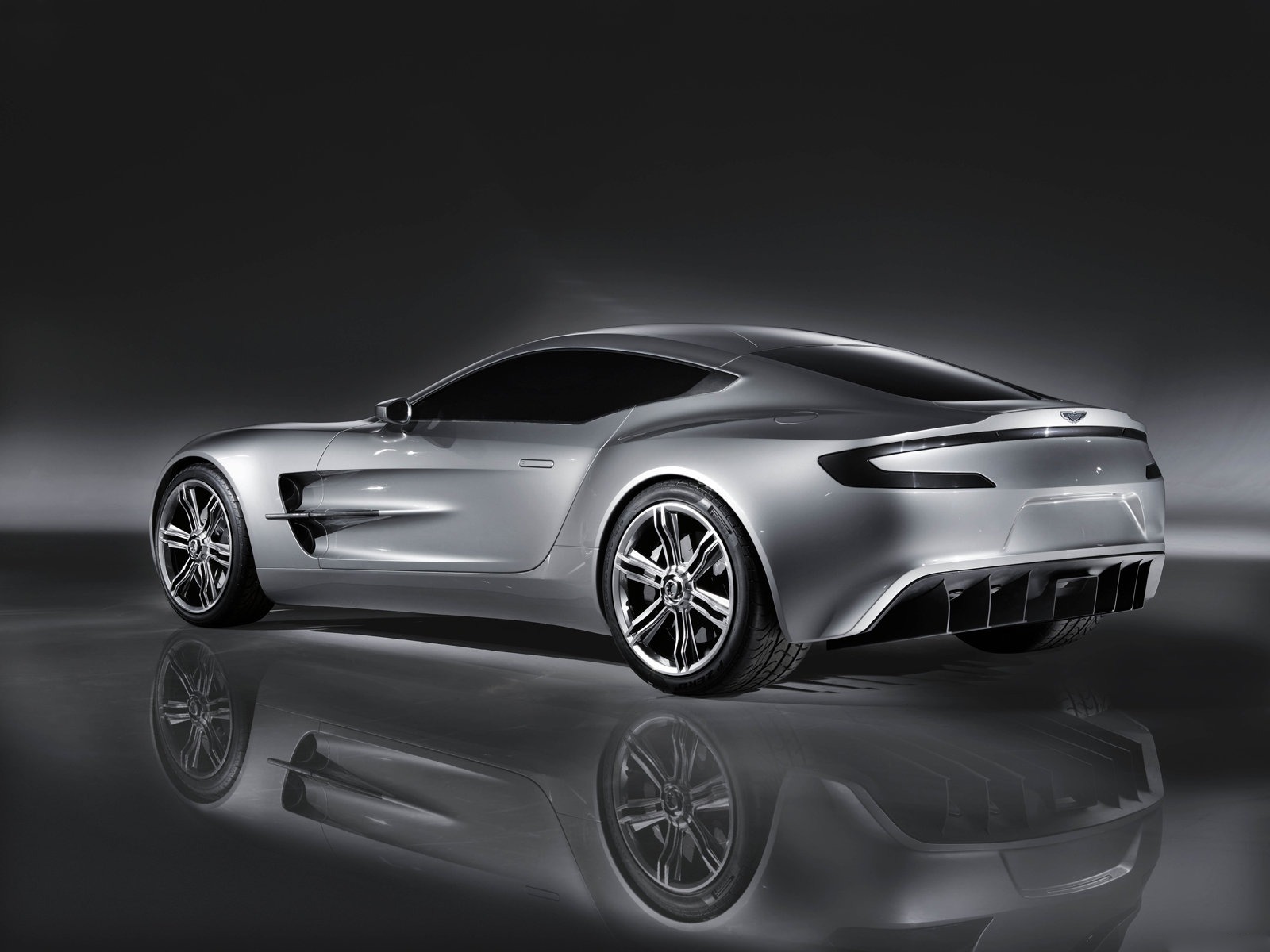 Aston Martin One-77 (2010) – zadní tříčtvrteční pohled