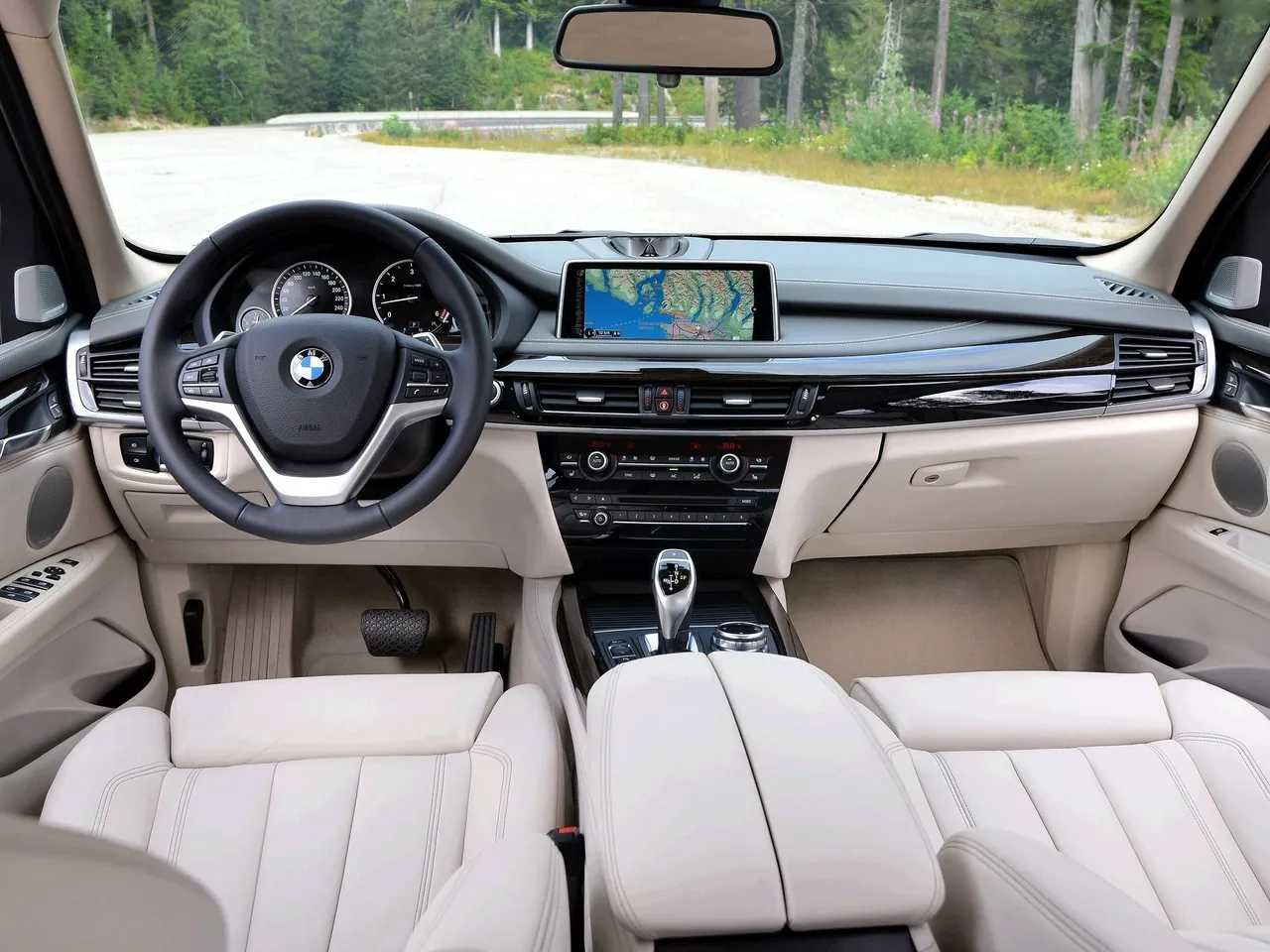 BMW X5 (2014) – interiér