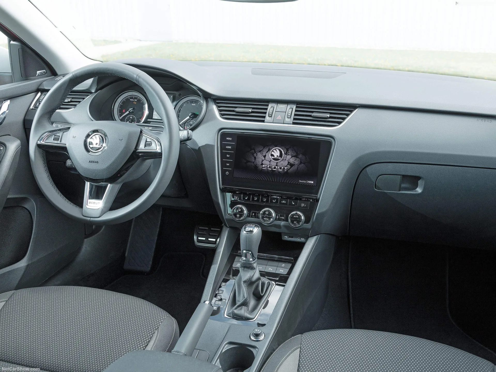 Skoda Octavia Scout (2017) – interiér
