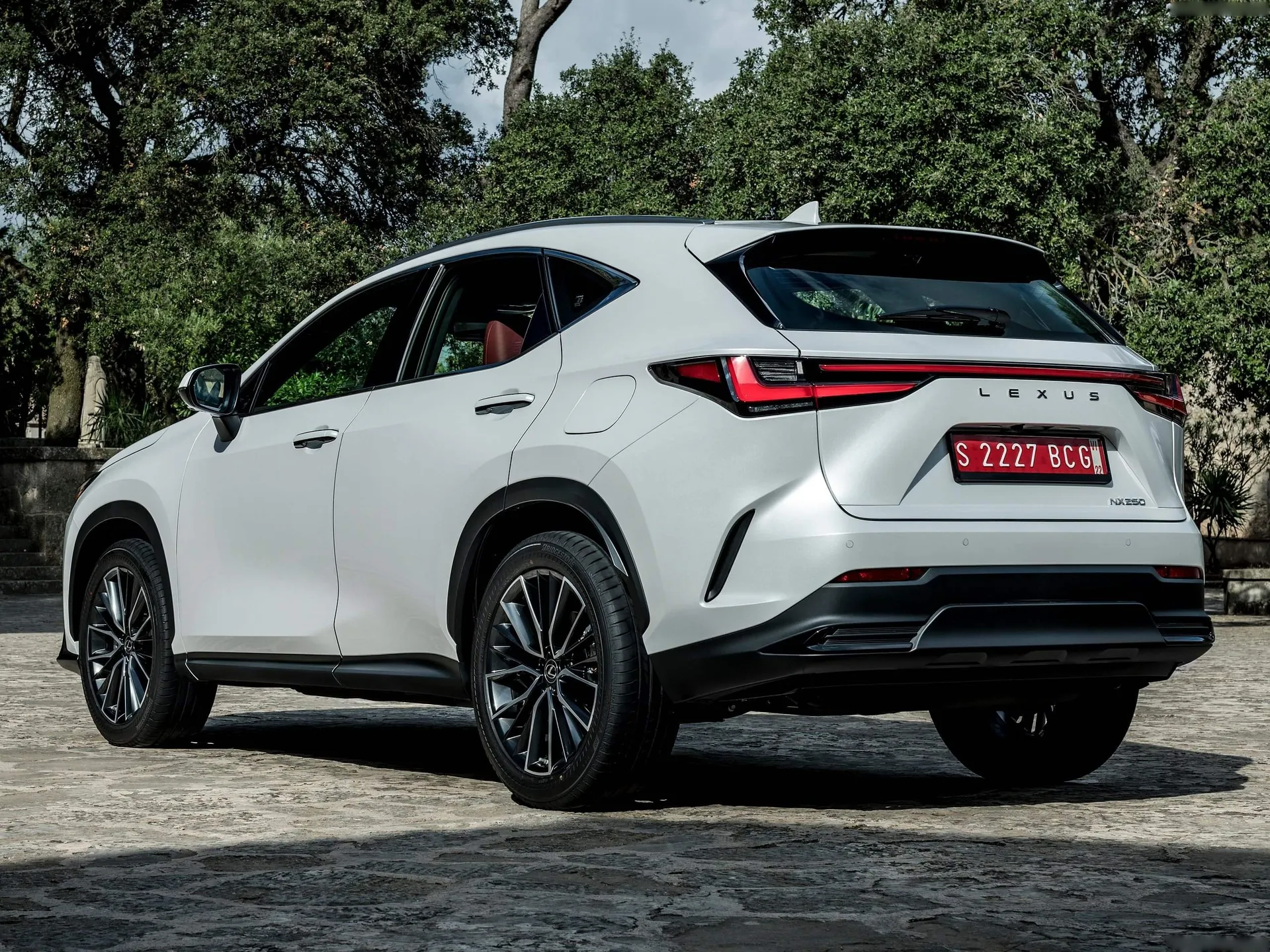 Lexus NX [EU] (2022) – zadní tříčtvrteční pohled