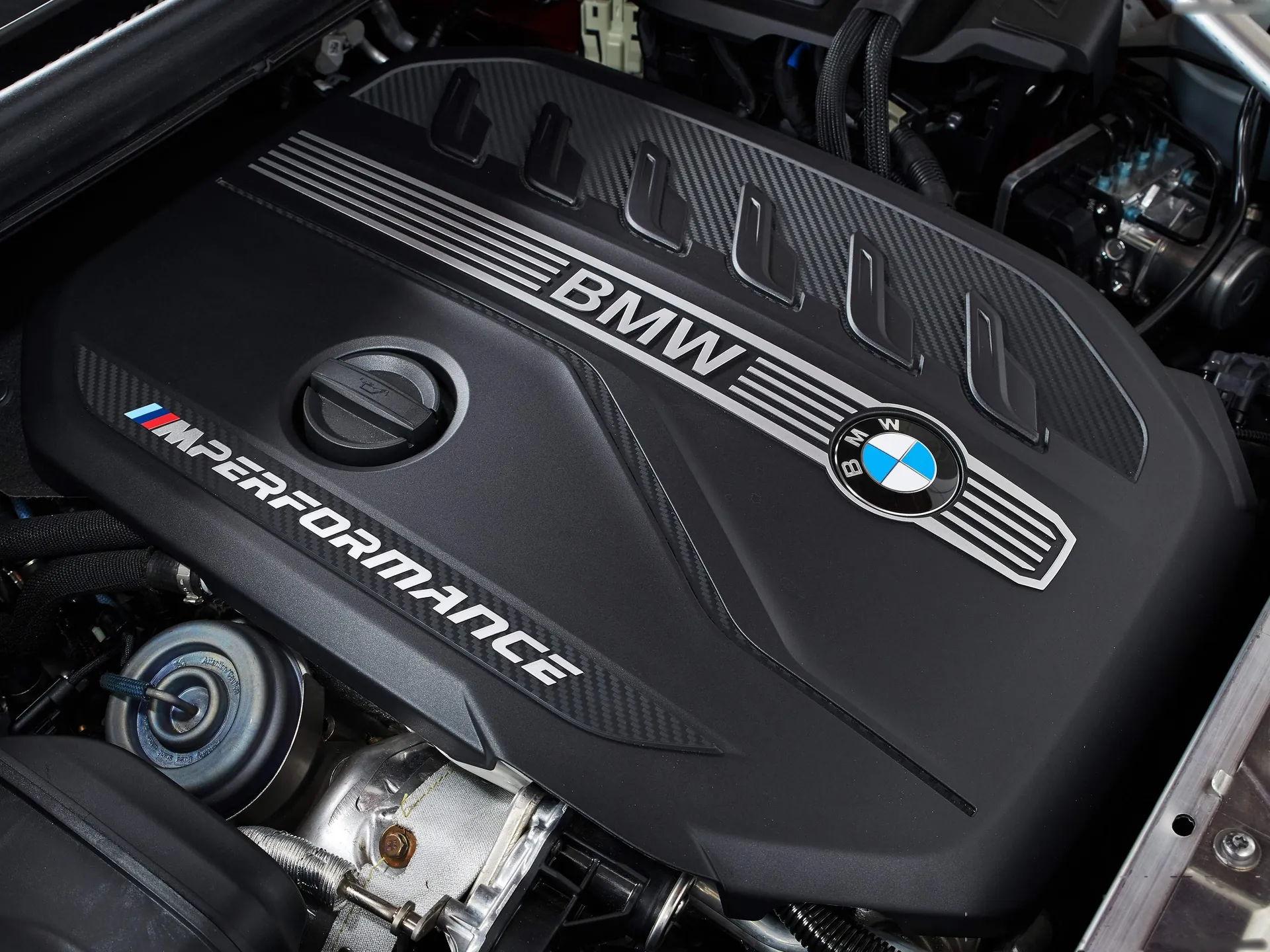 BMW X4 M40d (2019) – motorový prostor