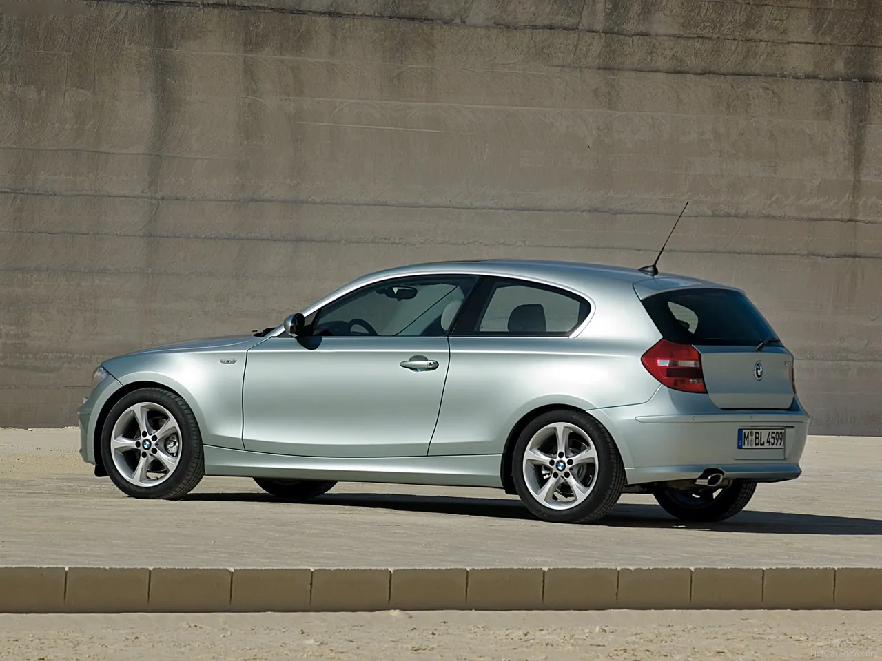 BMW 1-Series 3-door (2008) – zadní tříčtvrteční pohled
