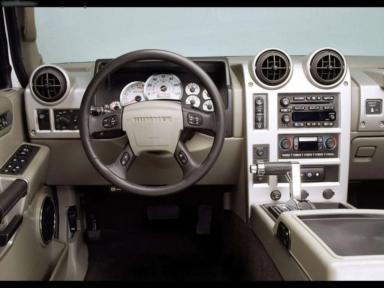 Hummer H2 SUV (2003) – interiér